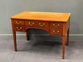A 19th century mahogany dressing table 74 x 107 x 63cm