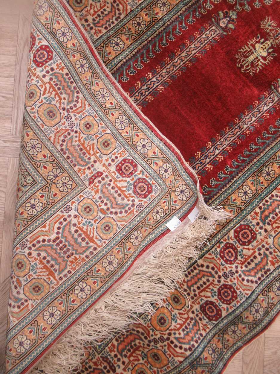 A vintage 'silk' prayer rug 140 x 74cm - Bild 2 aus 3