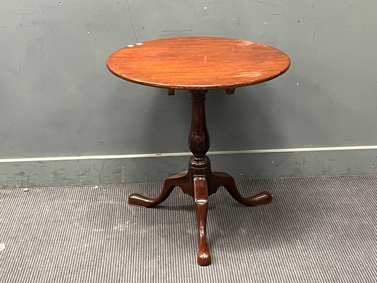 A George III mahogany tripod table circular tilt-top over a turned support on cabriole legs 71 x - Image 2 of 3