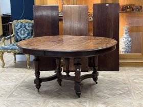 An Edwardian mahogany extending dining table, with three leaves 74 x 130 x 147cm unextended 74 x 130