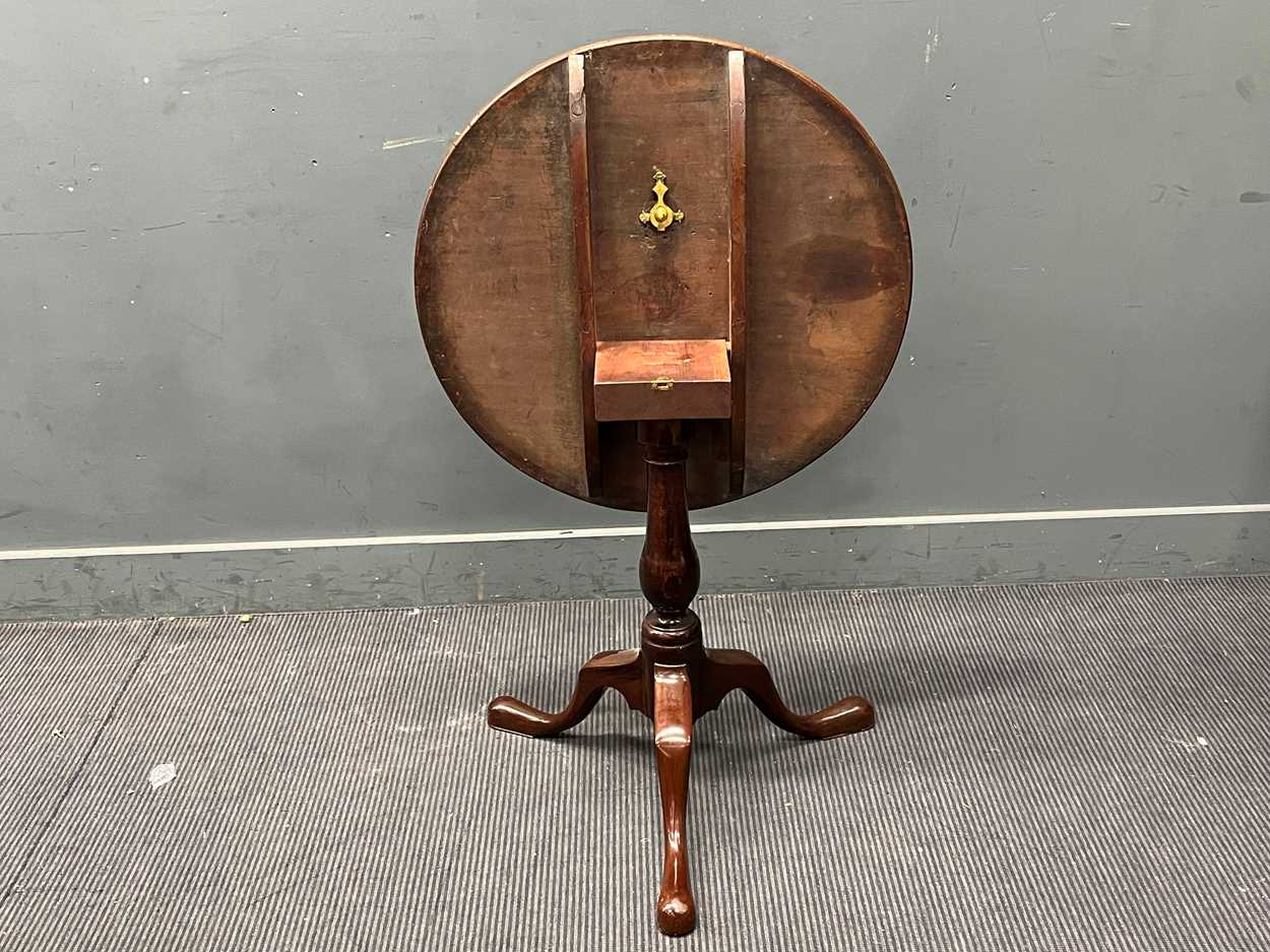 A George III mahogany tripod table circular tilt-top over a turned support on cabriole legs 71 x - Image 3 of 3