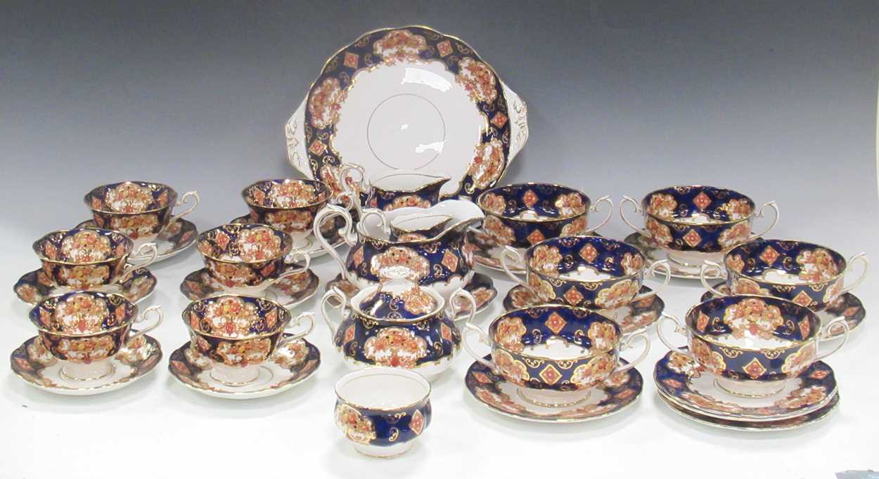 An extensive Royal Albert service in good condition consistent with low use - Image 2 of 6