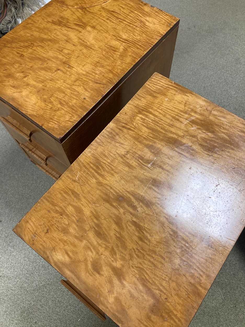 A pair of Art Deco period 'tiger' maple and walnut bedside cabinets, - Bild 2 aus 9