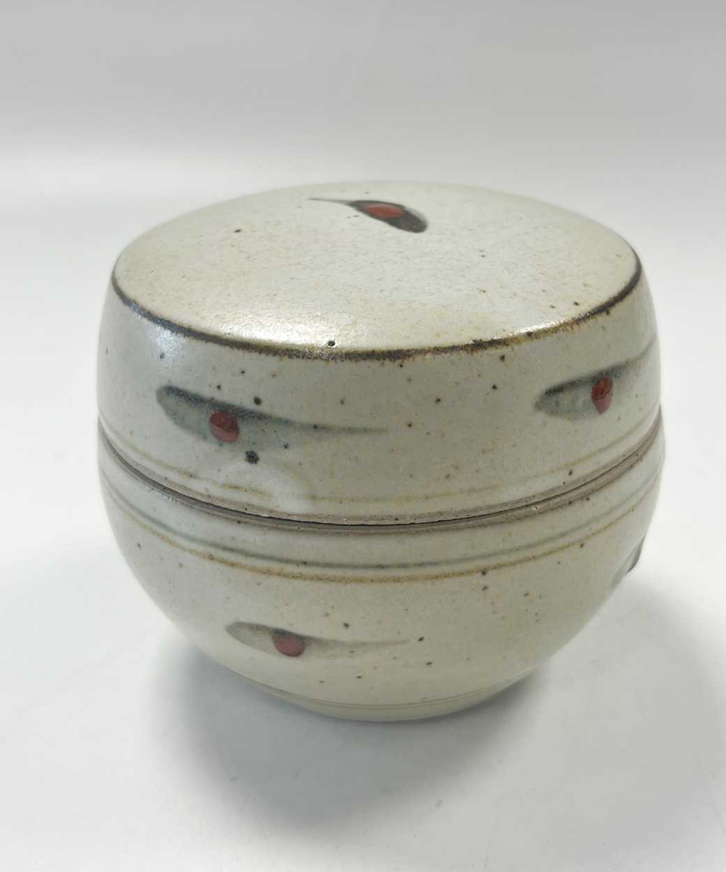 § David Leach OBE (1911-2005) at Lowerdown Pottery, a small stoneware lidded bowl, - Image 4 of 9