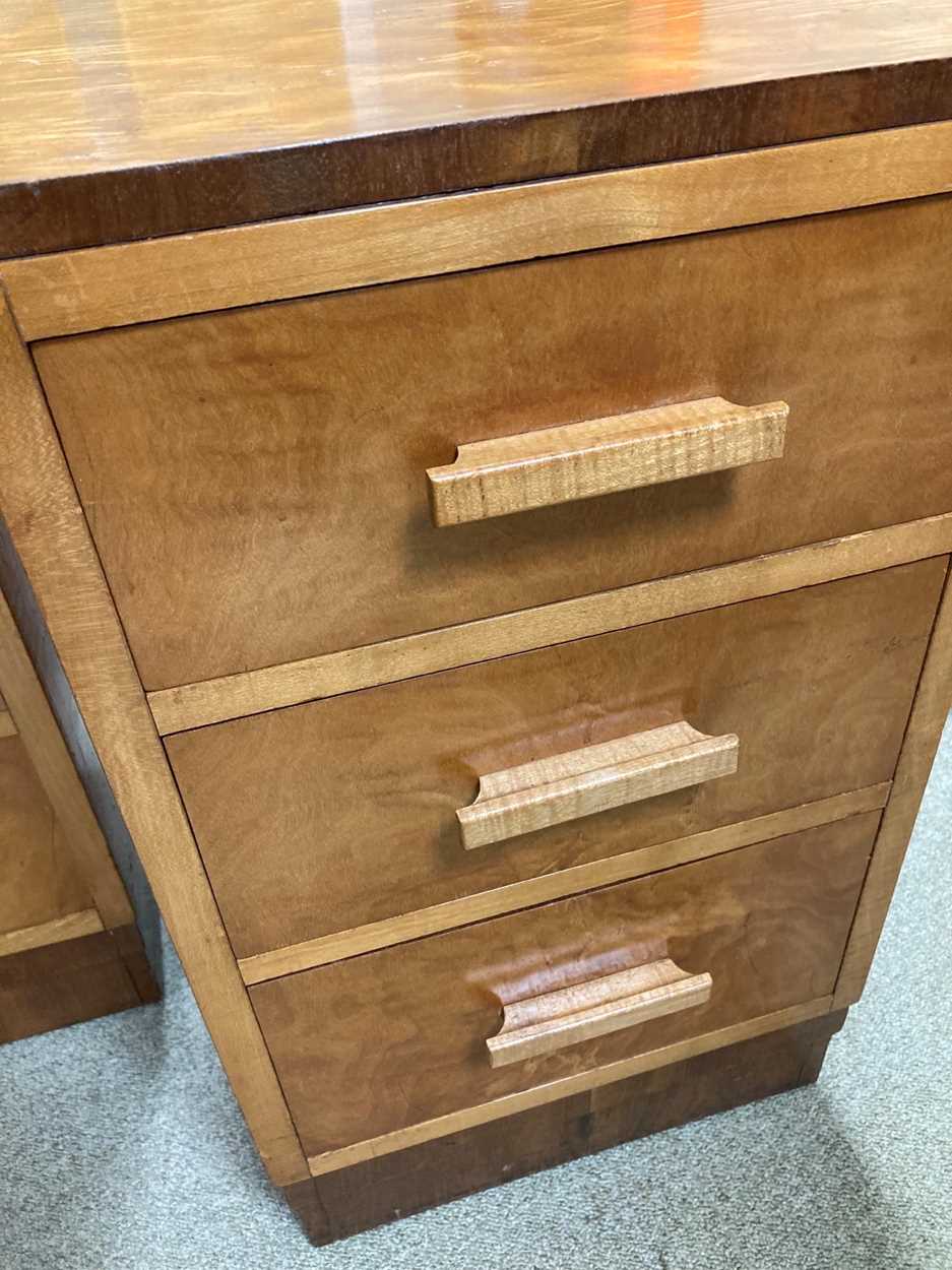 A pair of Art Deco period 'tiger' maple and walnut bedside cabinets, - Bild 3 aus 9