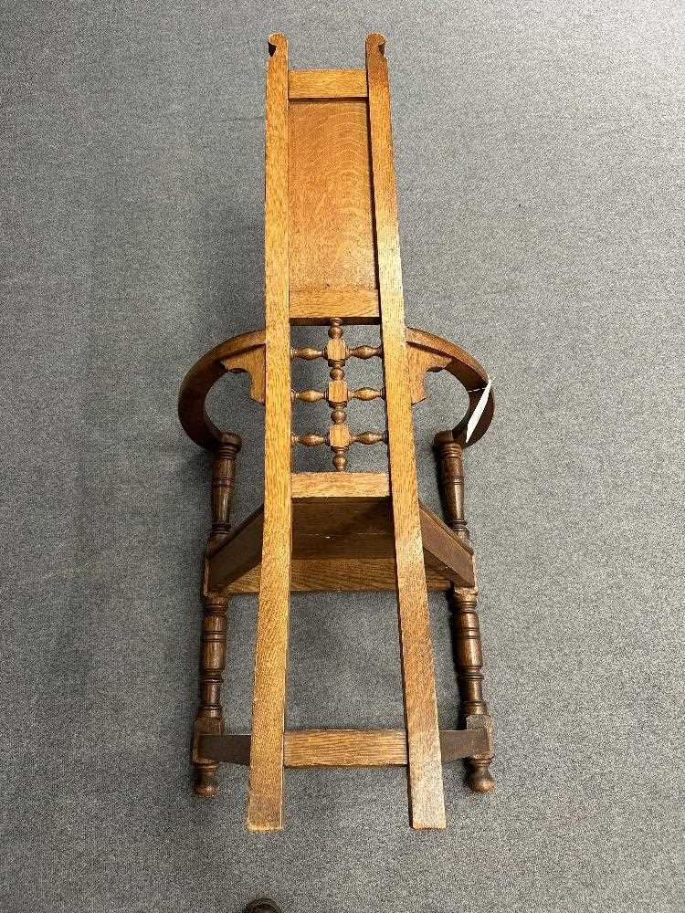 Attributed to William Bartlett for Liberty & Co., an oak Shakespeare Chair, - Bild 5 aus 7