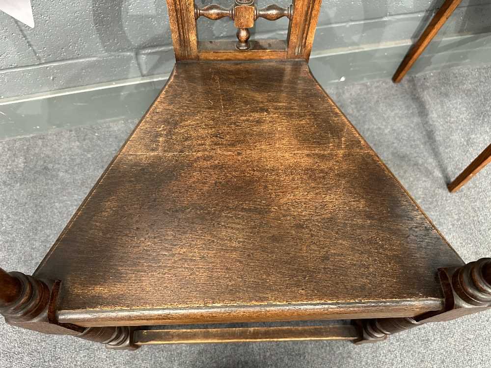 Attributed to William Bartlett for Liberty & Co., an oak Shakespeare Chair, - Bild 4 aus 7