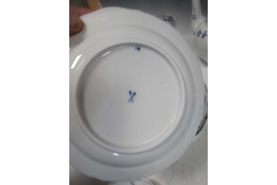 Meissen "Blue Onion" part dinner service in blue and white, 3 side plates 17cm dia, lozenge shaped - Image 8 of 8