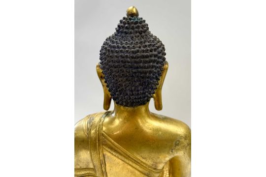 A large Sino-Tibetan gilt bronze Buddha, 20th century, - Image 15 of 21