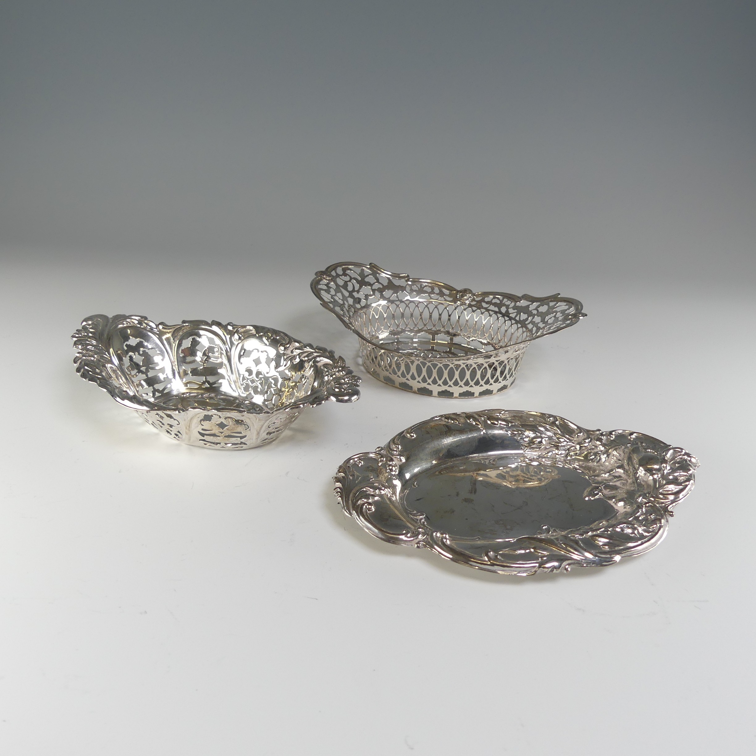 An Edwardian silver Bon Bon Dish, by John Hines, hallmarked Birmingham, 1906, of oval form with - Image 4 of 8