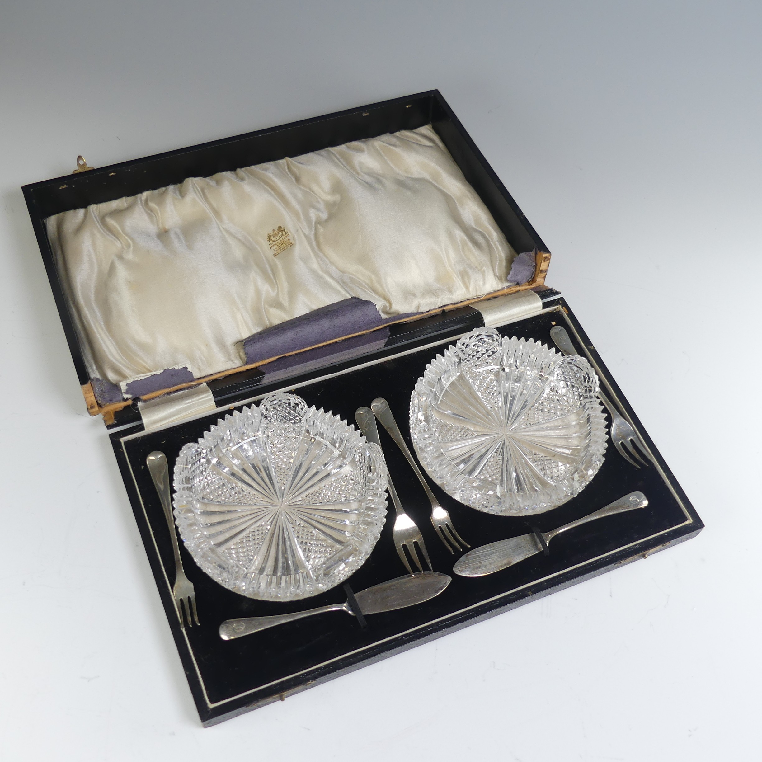 A cased Edwardian silver three piece Cruet Set, by Walker & Hall, hallmarked Sheffield, 1901, with - Image 3 of 6