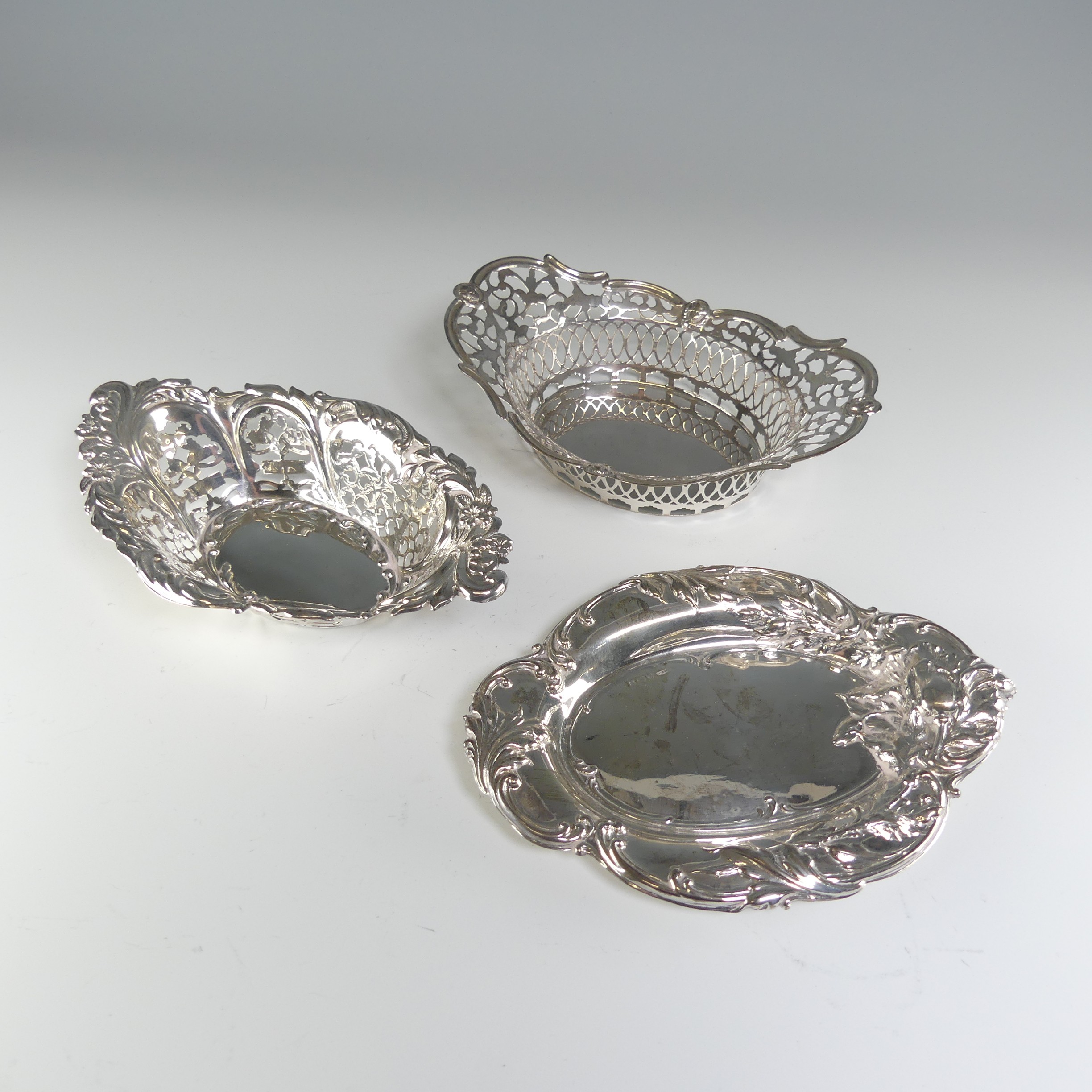 An Edwardian silver Bon Bon Dish, by John Hines, hallmarked Birmingham, 1906, of oval form with - Image 2 of 8