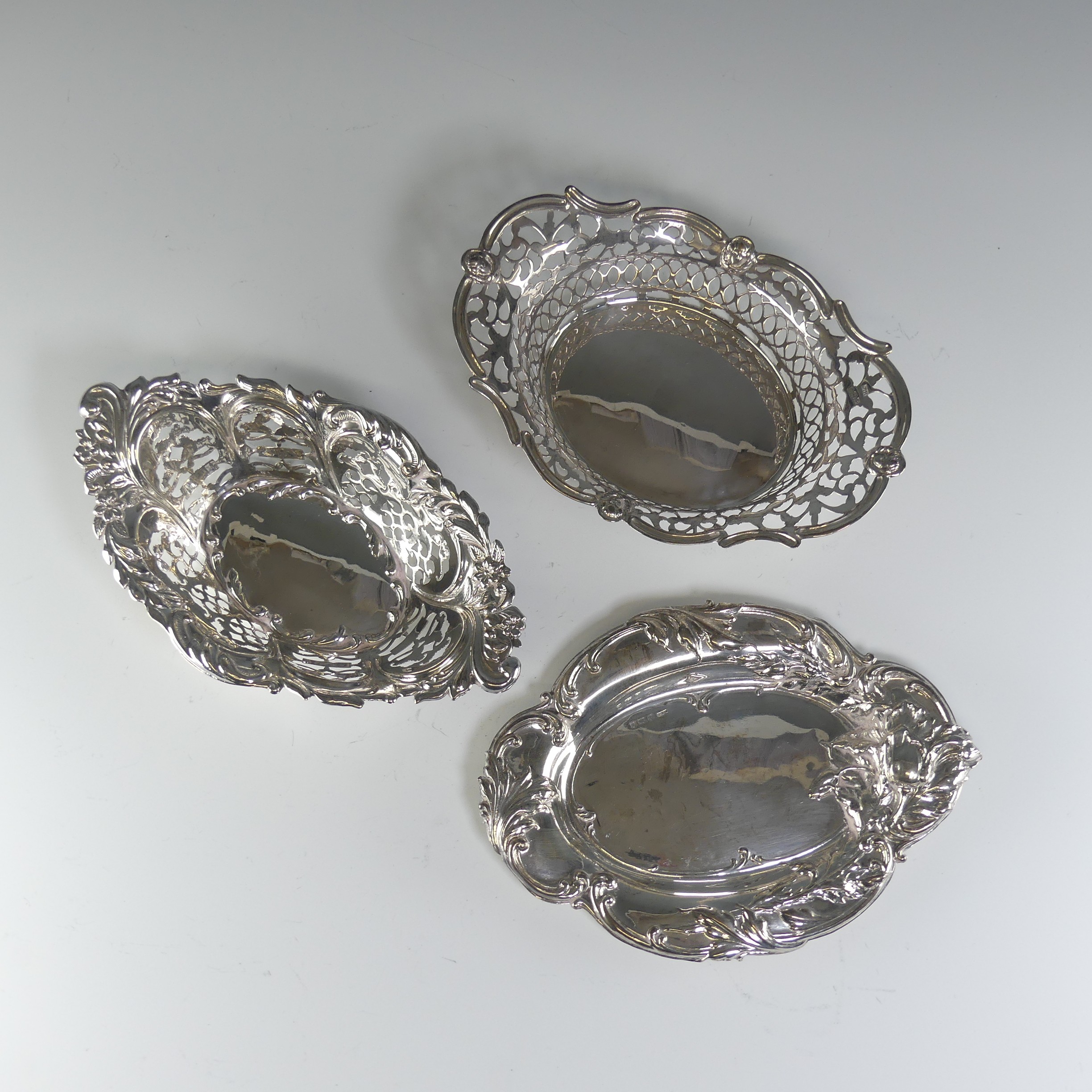 An Edwardian silver Bon Bon Dish, by John Hines, hallmarked Birmingham, 1906, of oval form with - Image 3 of 8