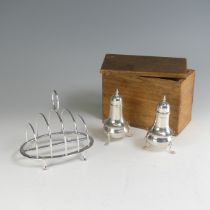 A George V silver oval five bar Toast Rack, by Walker & Hall, hallmarked Sheffield, 1913, 12.3cm