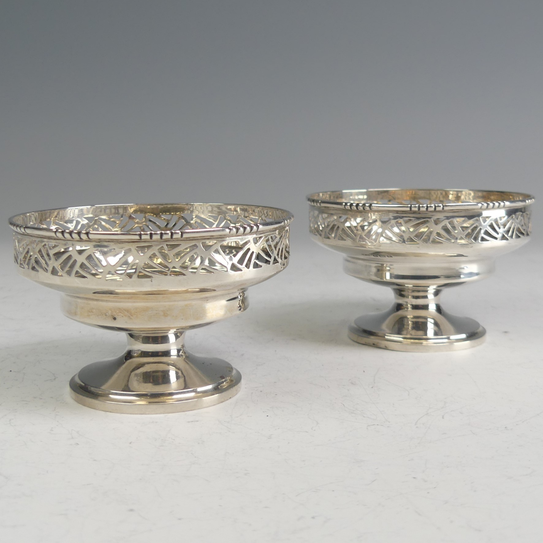 A pair of George V silver Bon Bon Dishes, by William Devenport, hallmarked Birmingham 1929, of - Bild 3 aus 4