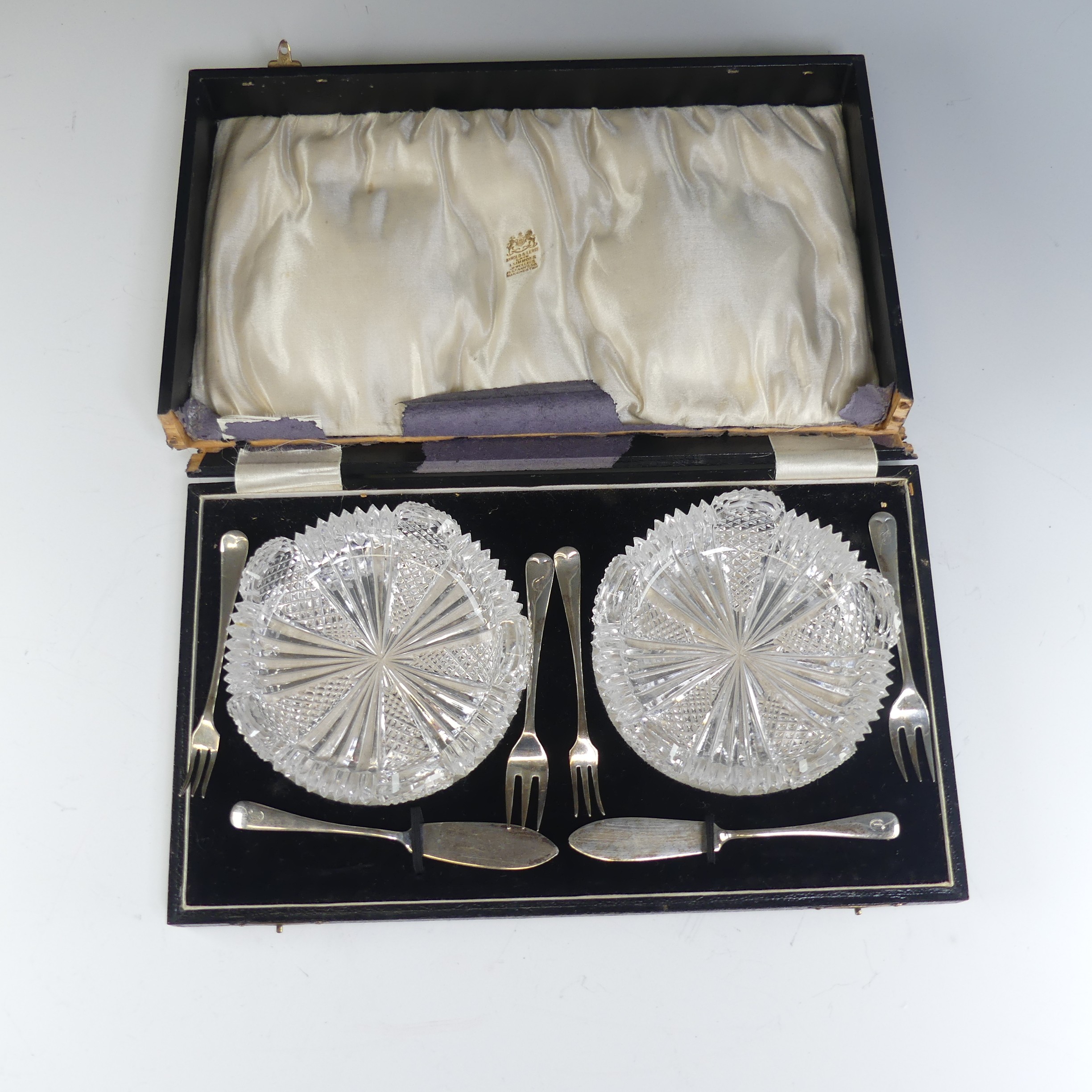 A cased Edwardian silver three piece Cruet Set, by Walker & Hall, hallmarked Sheffield, 1901, with - Image 4 of 6