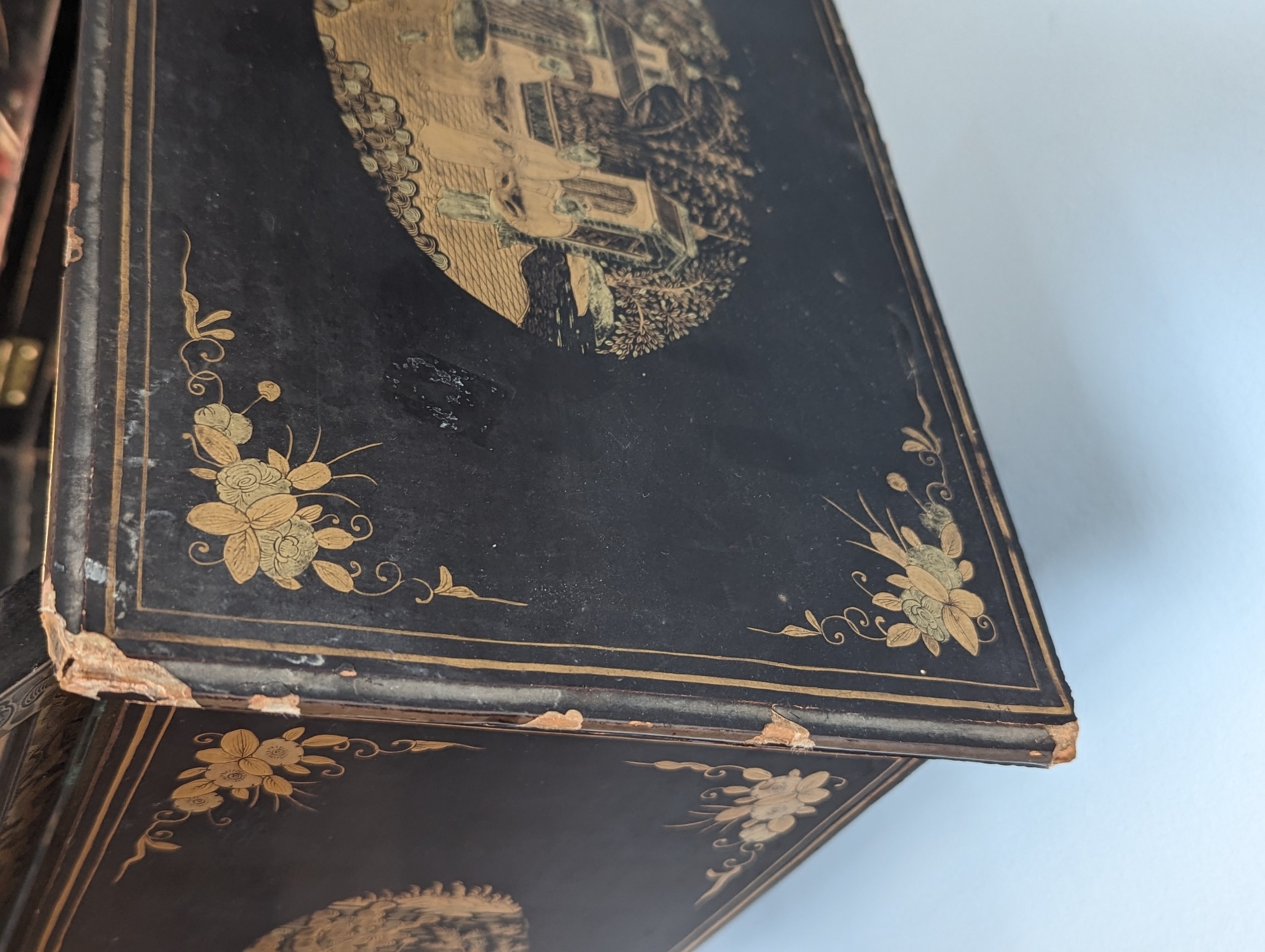 A 19th century hand painted gilt and black lacquer chinoiserie jewellery Cabinet, of small - Image 5 of 6