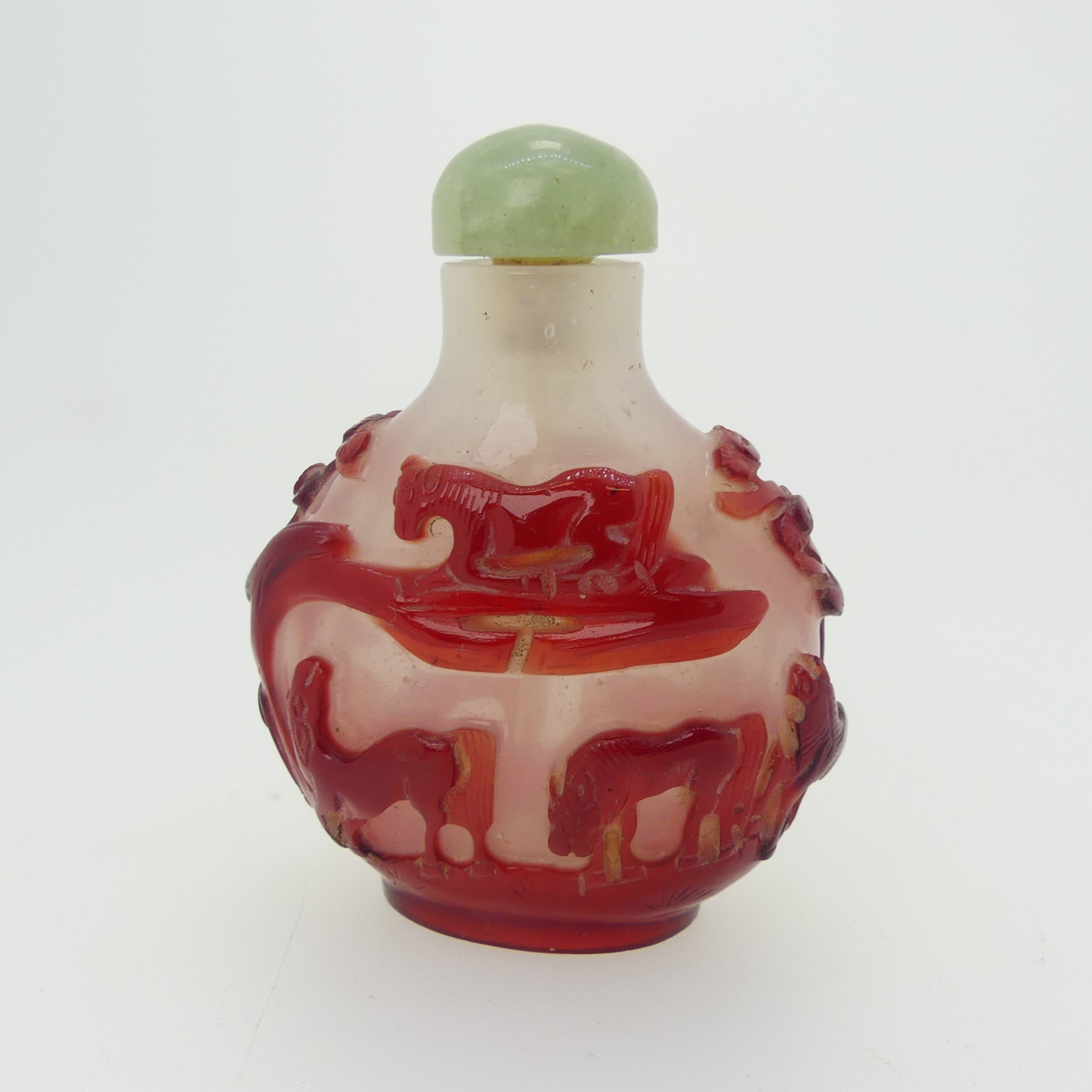 A Chinese overlayed glass Snuff Bottle, with yellow ground, overlayed in red and white depicting - Image 2 of 10