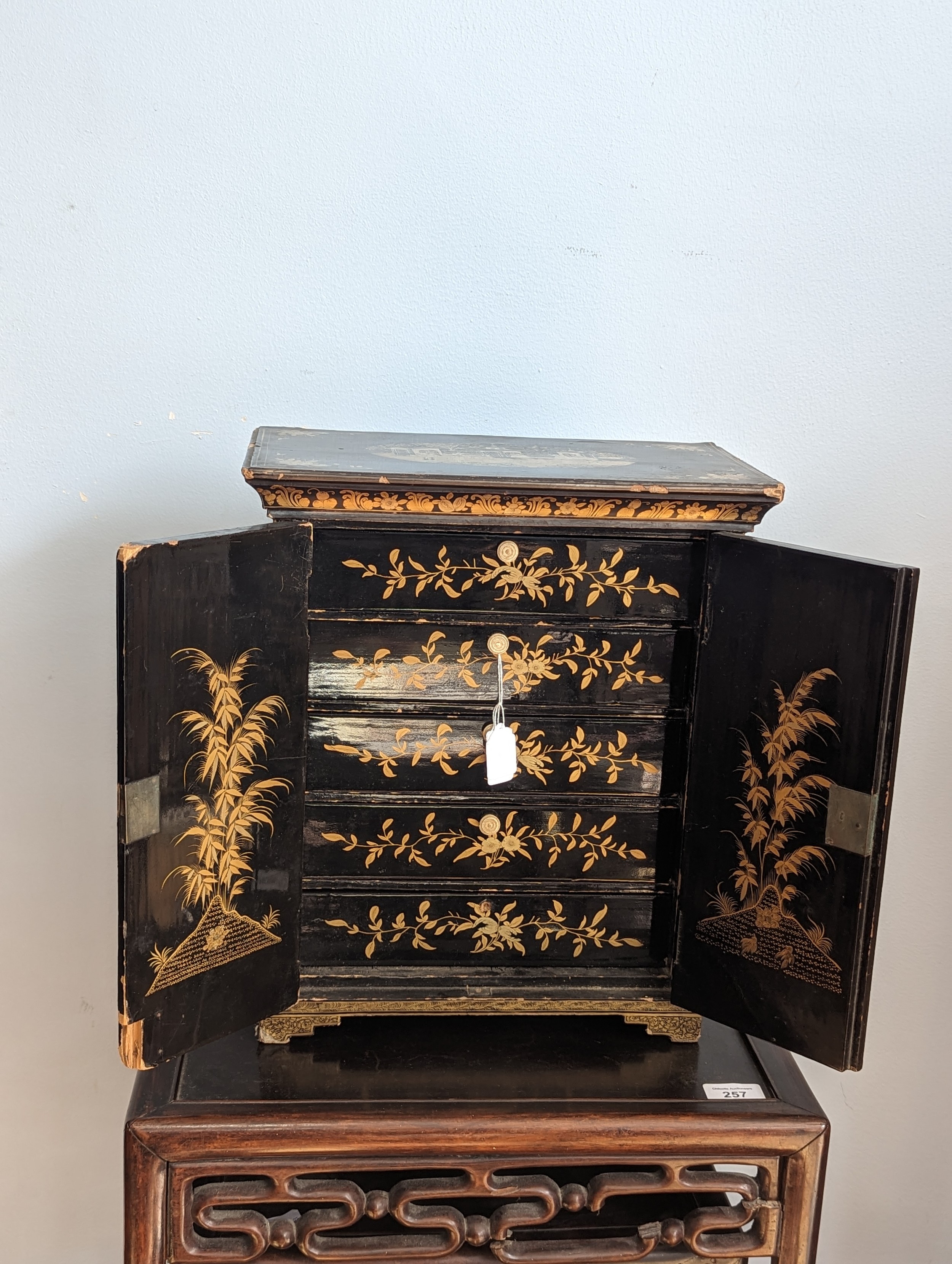 A 19th century hand painted gilt and black lacquer chinoiserie jewellery Cabinet, of small - Image 3 of 6