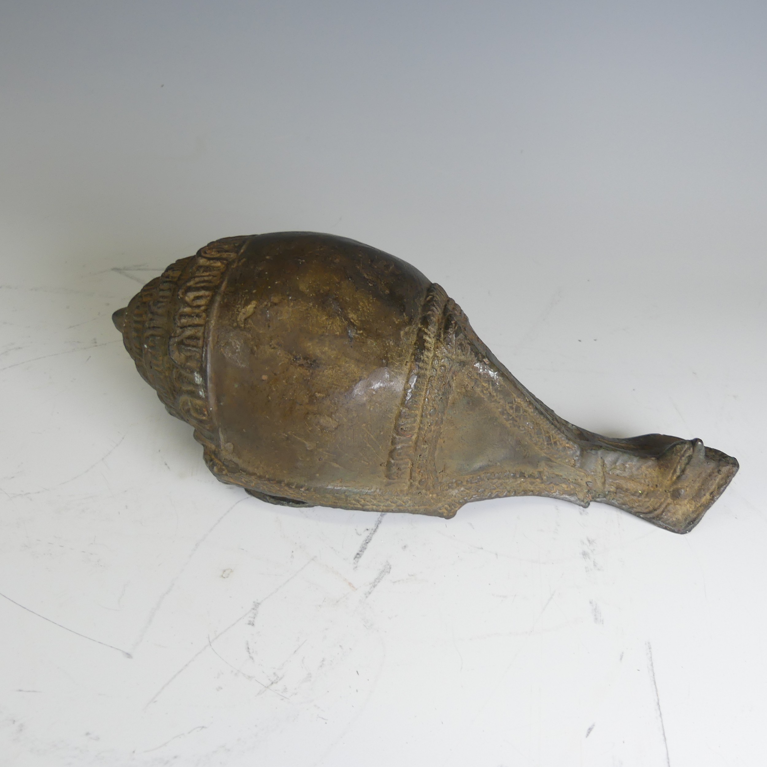 An unusual antique Thai bronze ceremonial drinking Vessel / Conch, L 28 cm. - Image 6 of 8