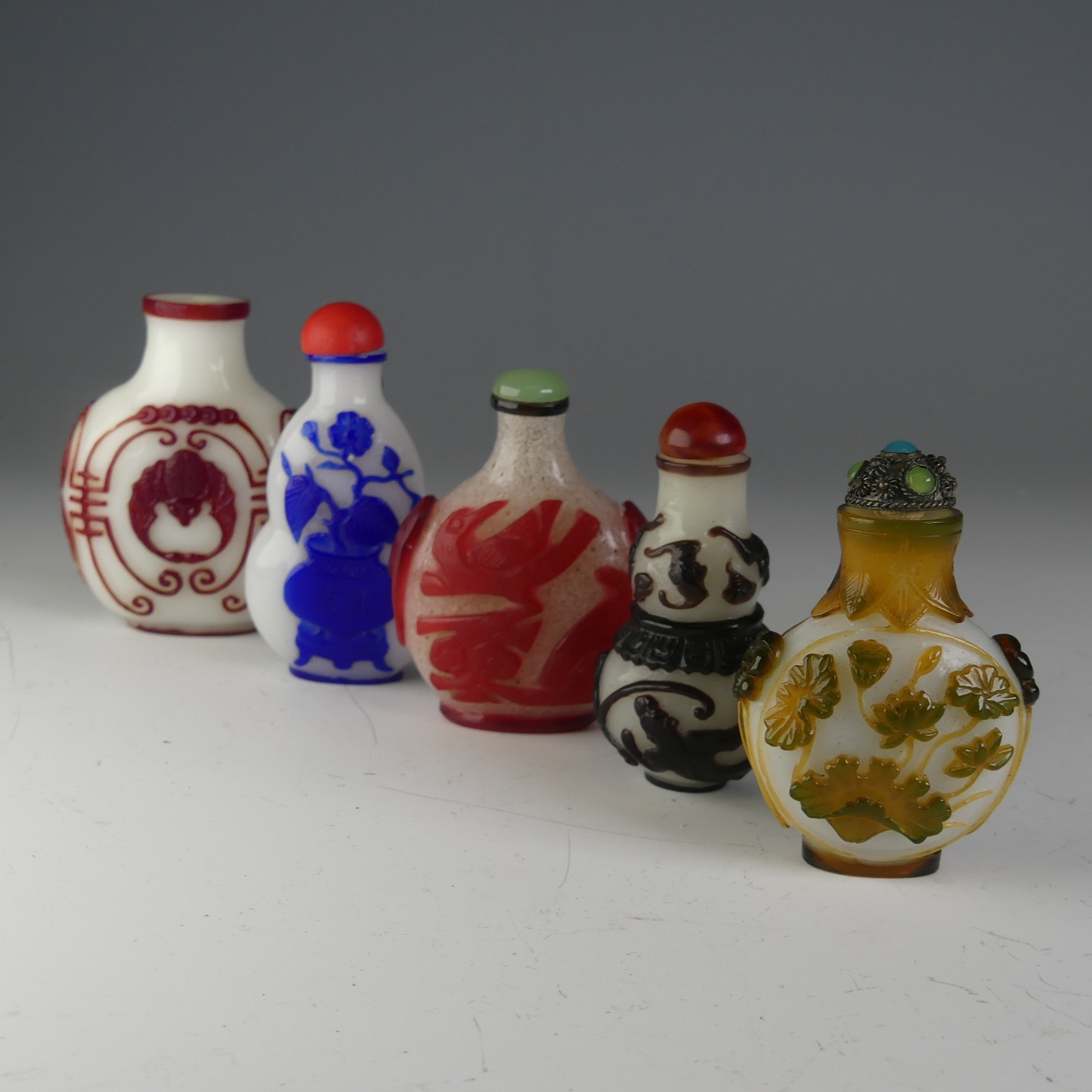 A small quantity of Chinese overlayed glass Snuff Bottles, to comprise one with central bat motif on - Image 2 of 4