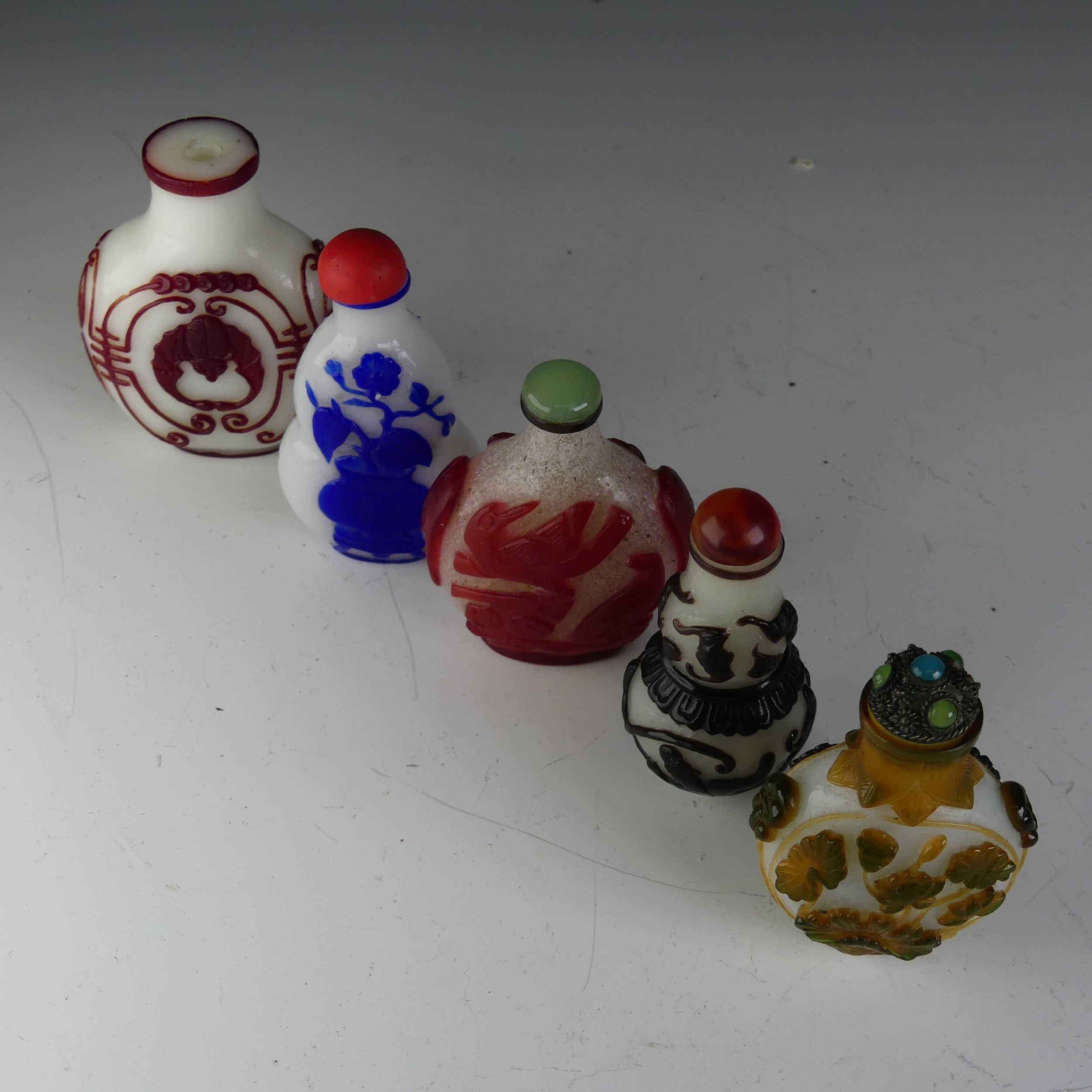 A small quantity of Chinese overlayed glass Snuff Bottles, to comprise one with central bat motif on - Image 3 of 4