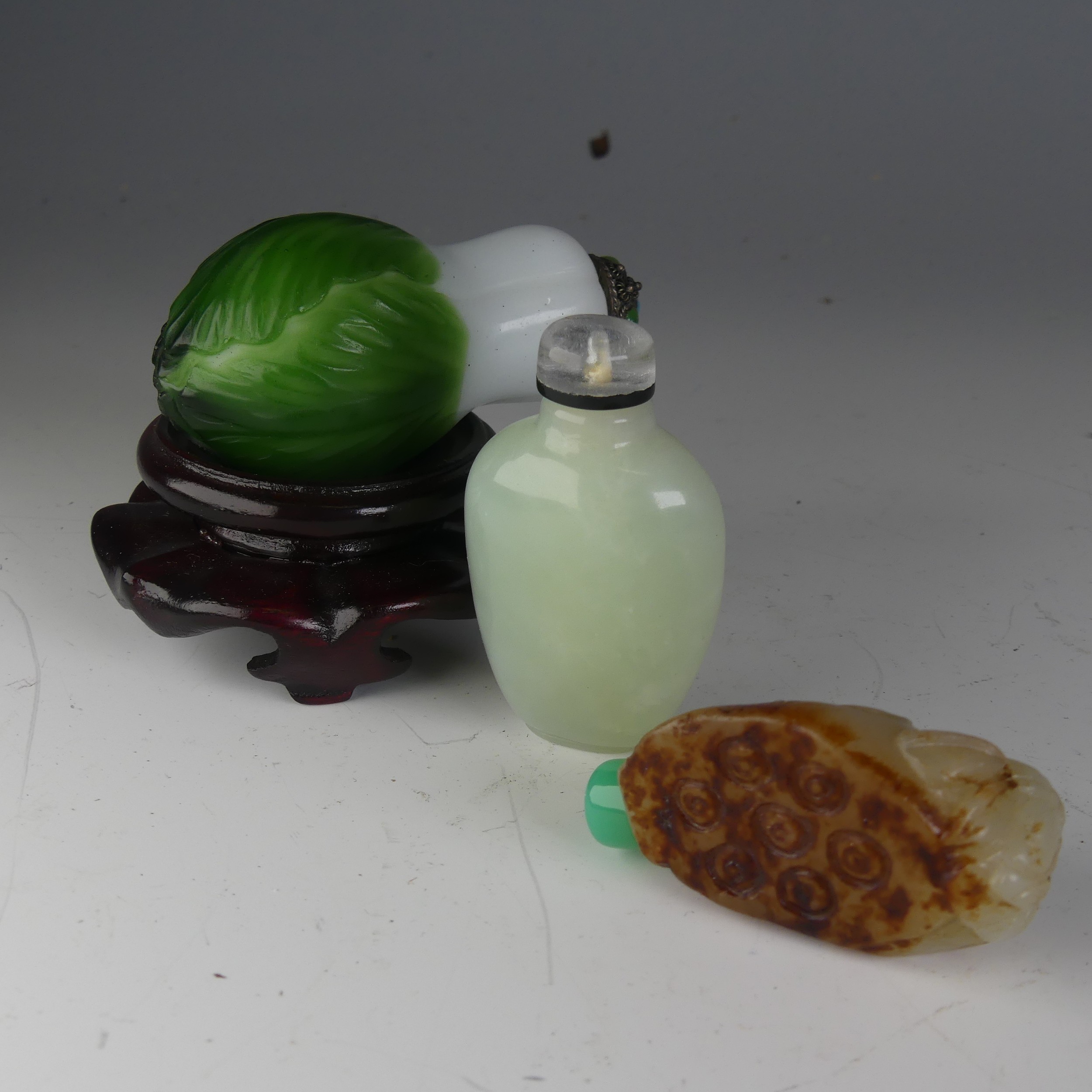 An antique Chinese carved jade Snuff Bottle, in the form of a seed pod, with associated stopper, H - Image 4 of 4