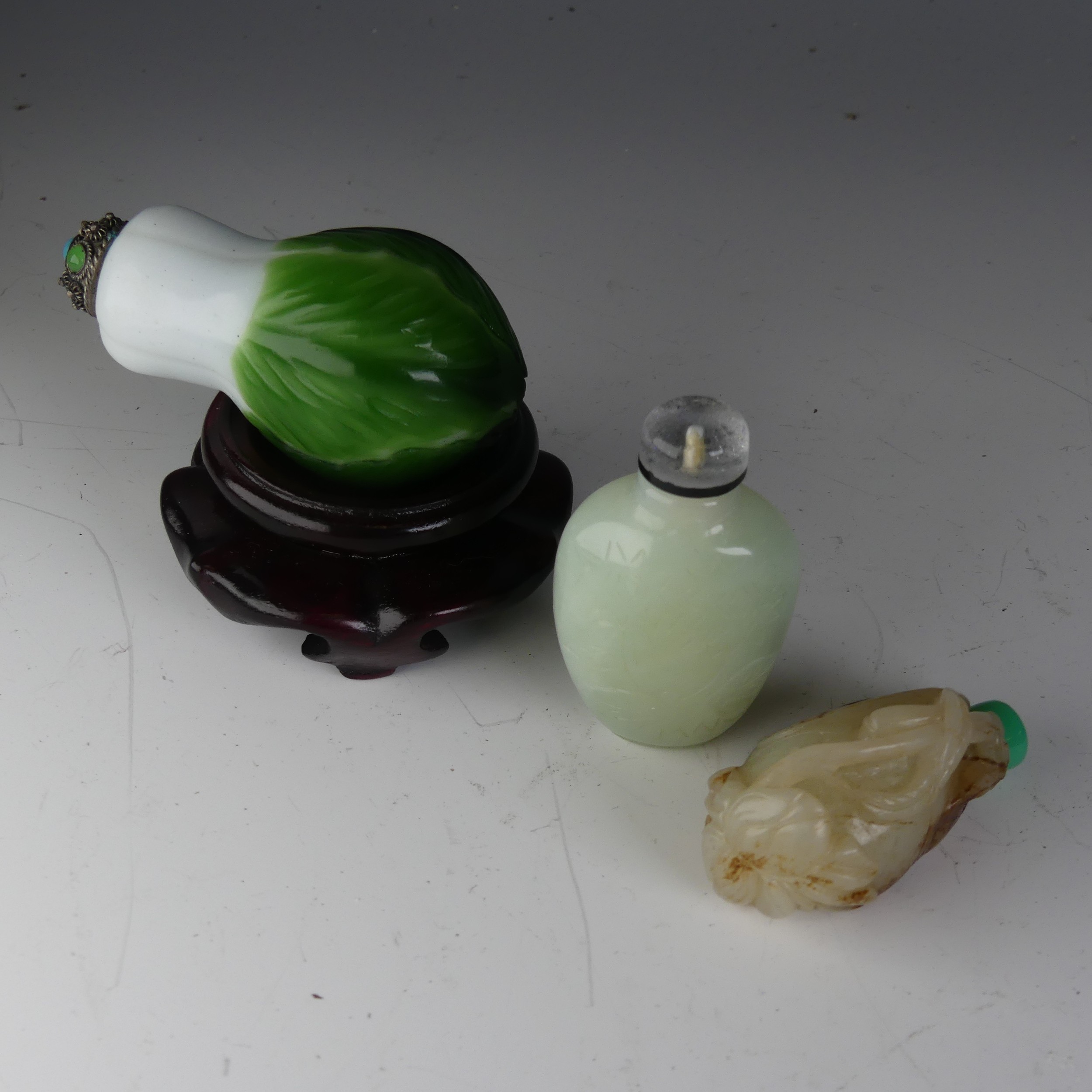 An antique Chinese carved jade Snuff Bottle, in the form of a seed pod, with associated stopper, H - Image 2 of 4