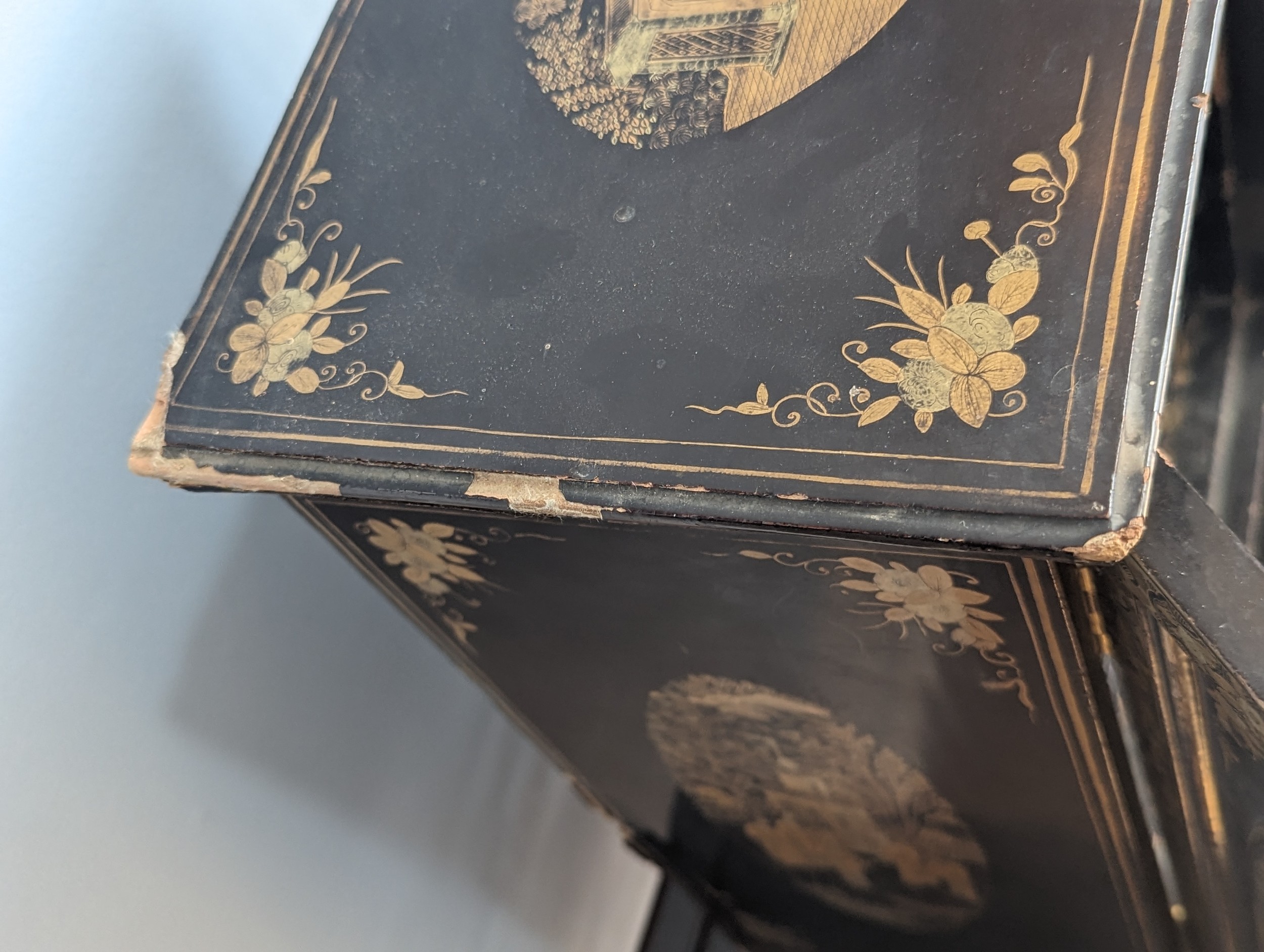 A 19th century hand painted gilt and black lacquer chinoiserie jewellery Cabinet, of small - Image 4 of 6