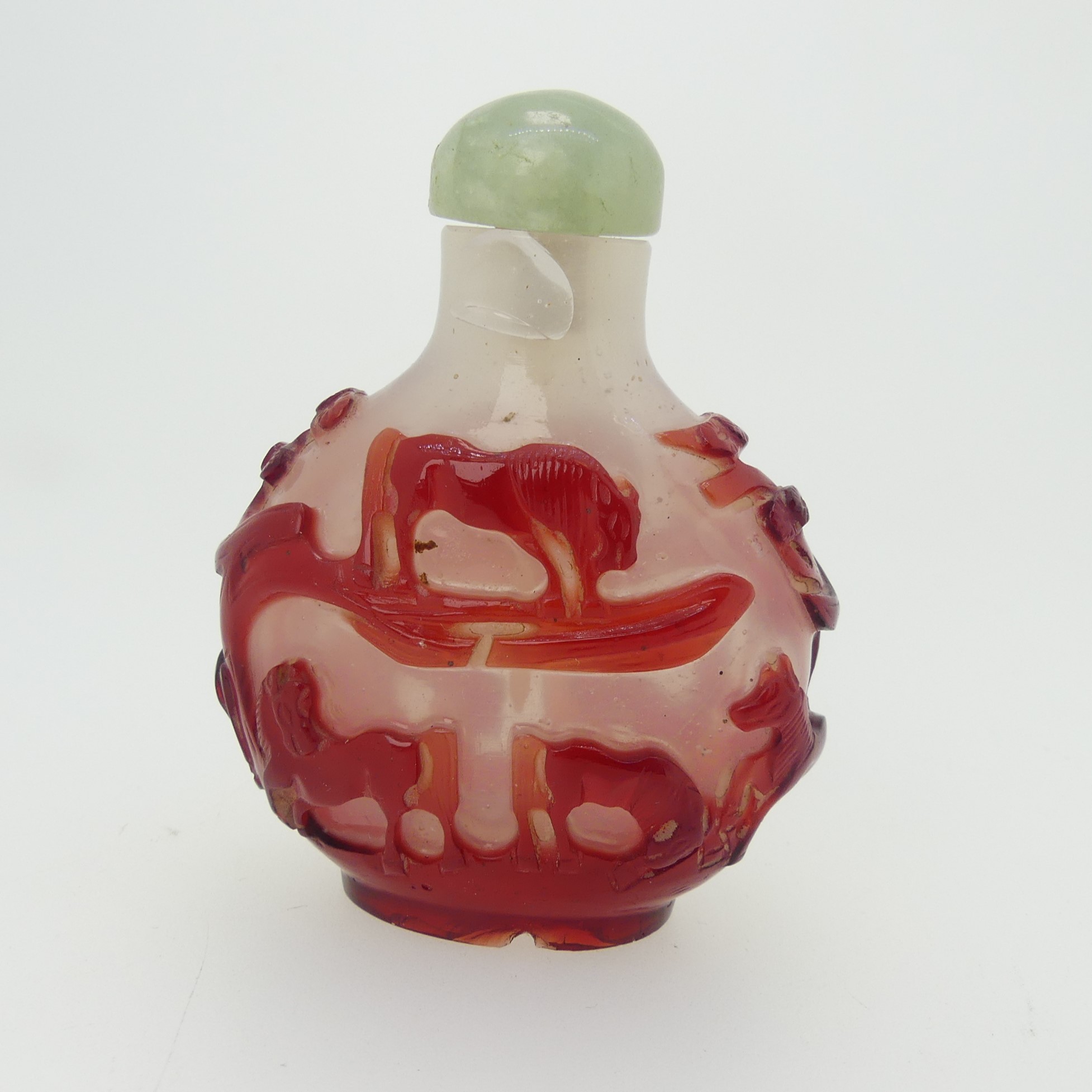 A Chinese overlayed glass Snuff Bottle, with yellow ground, overlayed in red and white depicting - Image 3 of 10