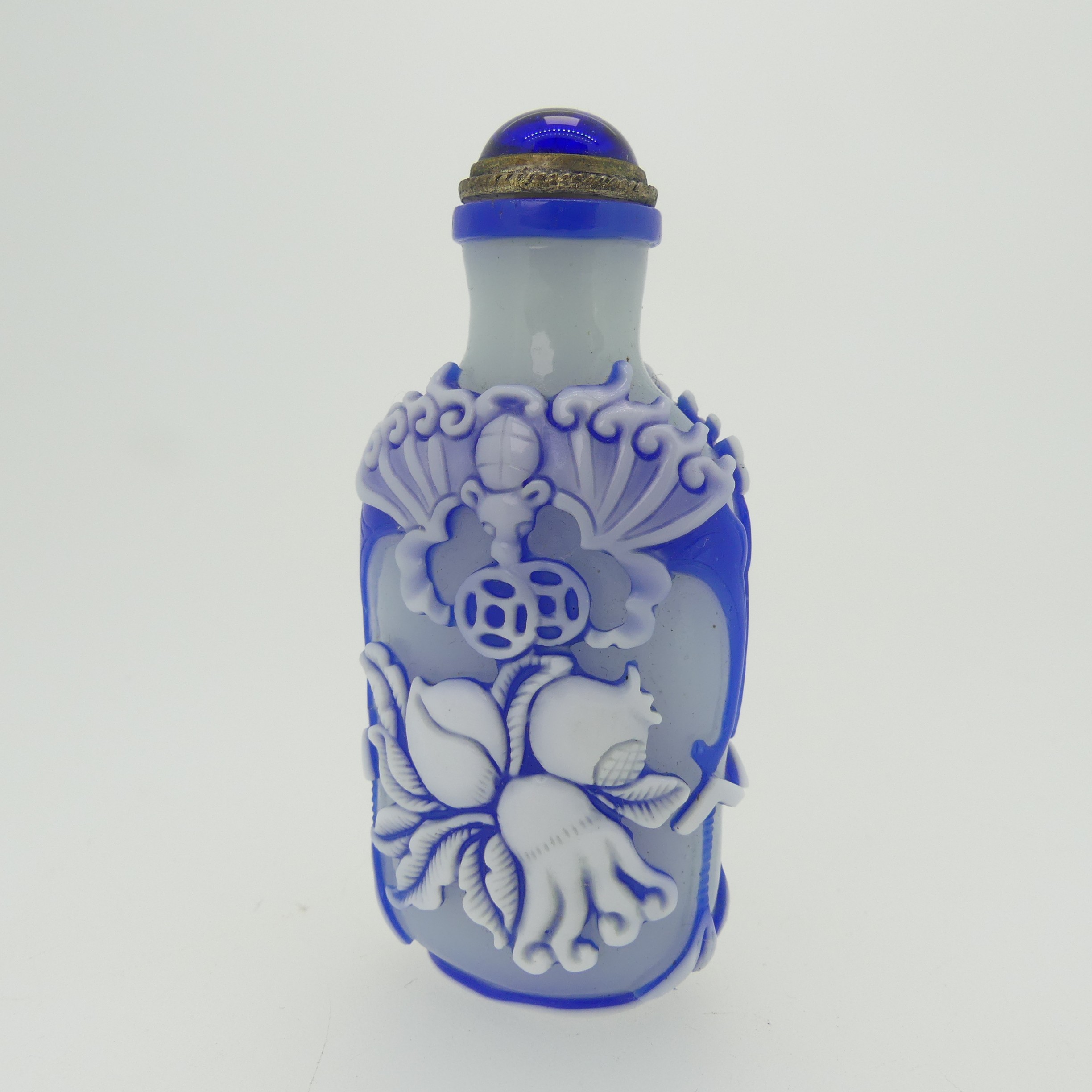 A Chinese overlayed glass Snuff Bottle, with yellow ground, overlayed in red and white depicting - Image 8 of 10