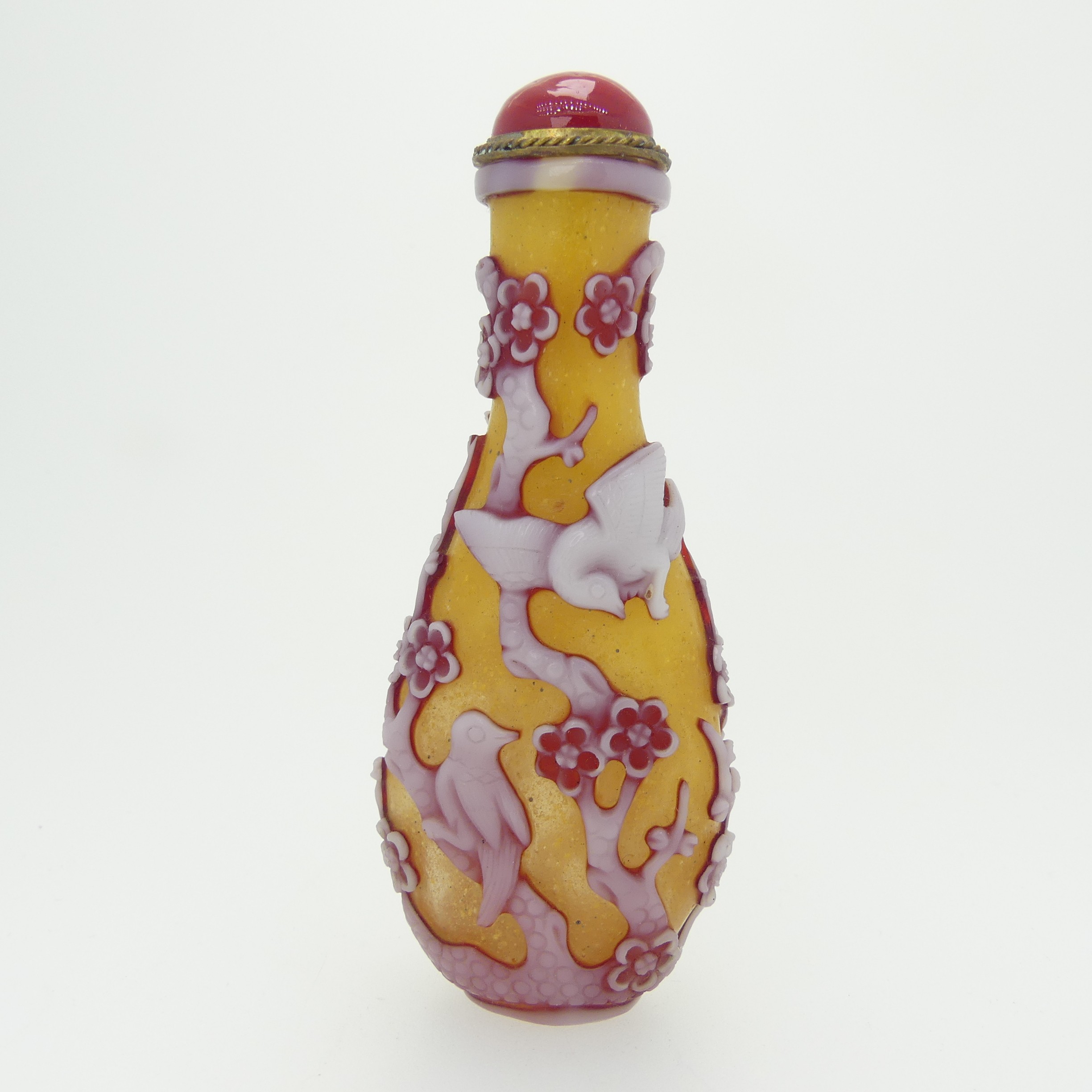 A Chinese overlayed glass Snuff Bottle, with yellow ground, overlayed in red and white depicting - Image 7 of 10