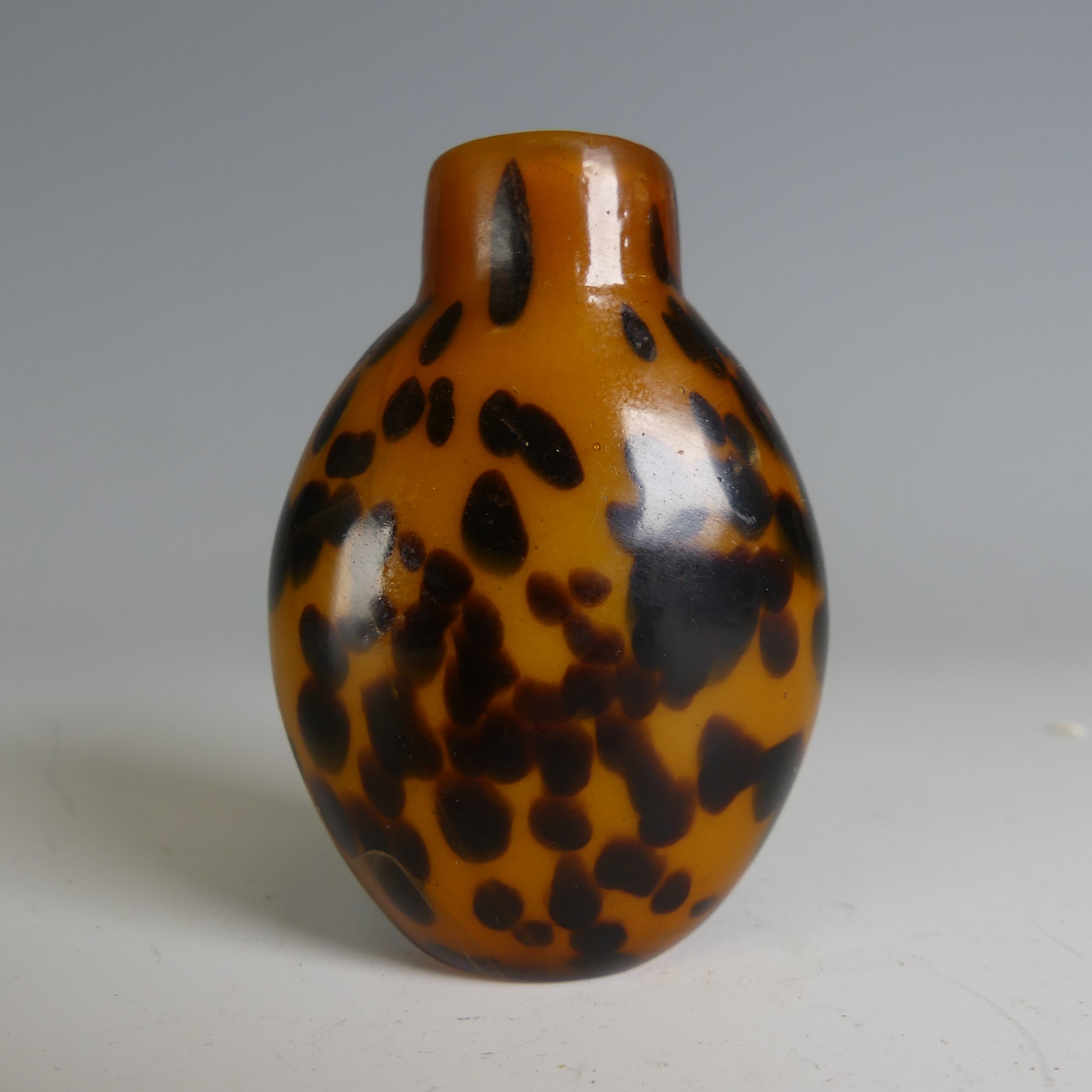 A 19thC Chinese tortoiseshell glass Snuff Bottle, lacking stopper, H 6.3cm - Image 3 of 6