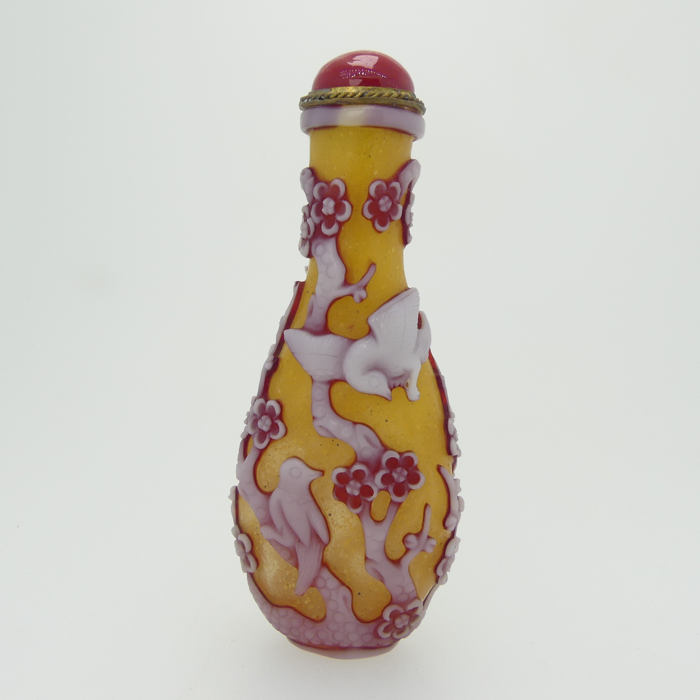 A Chinese overlayed glass Snuff Bottle, with yellow ground, overlayed in red and white depicting - Image 6 of 10