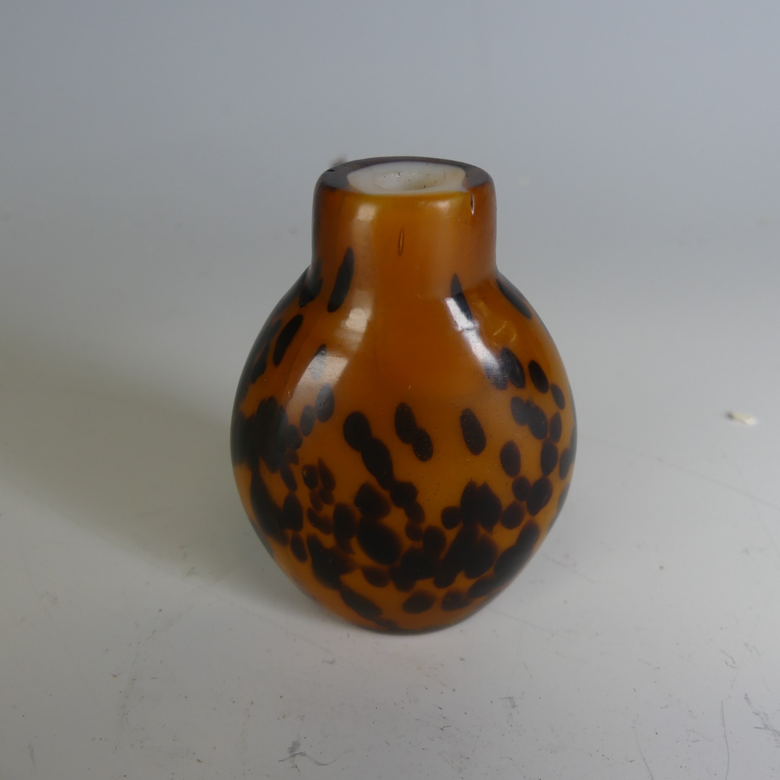 A 19thC Chinese tortoiseshell glass Snuff Bottle, lacking stopper, H 6.3cm - Image 2 of 6