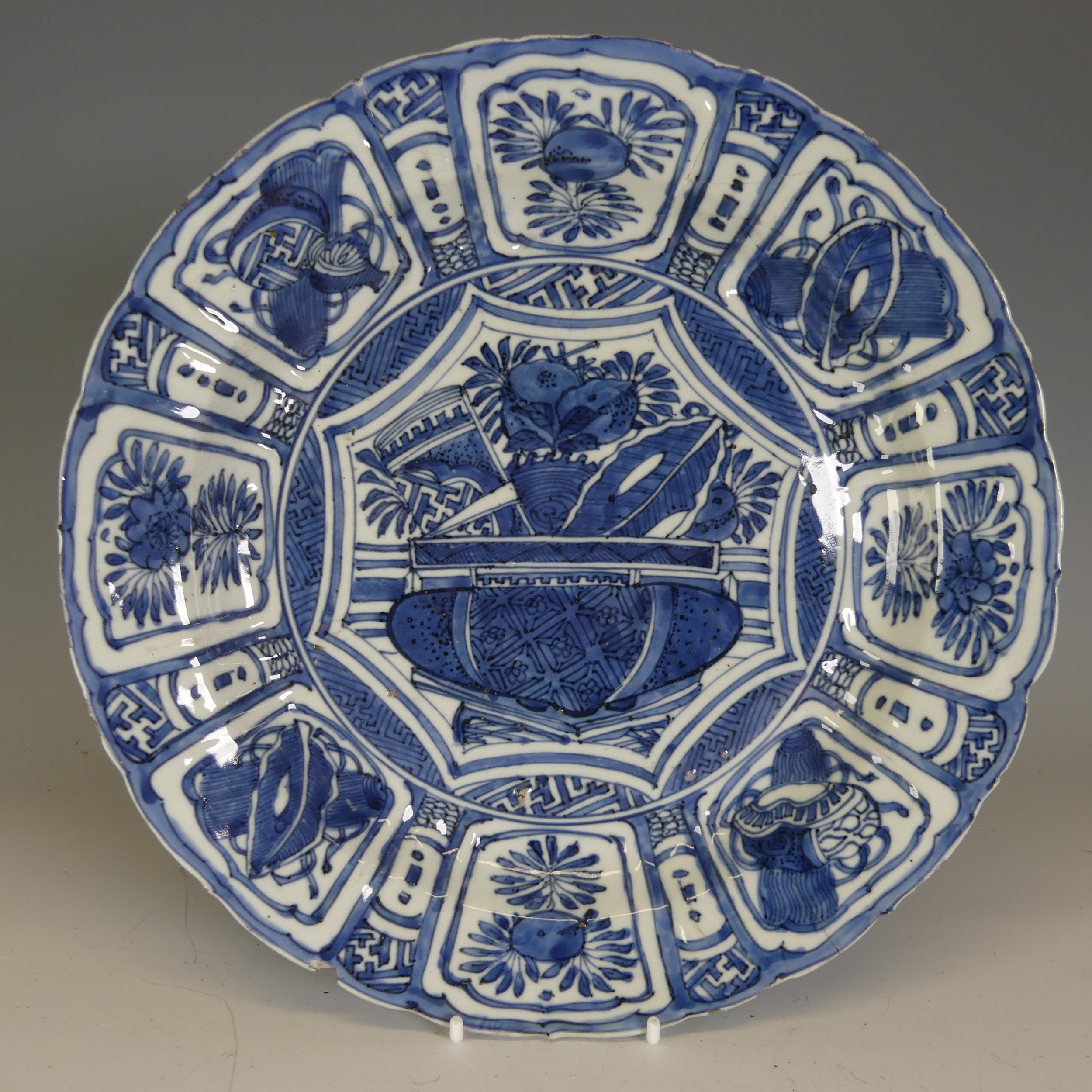 A 17thC Chinese blue and white kraak type porcelain Plate, decorated to the well with flower basket,