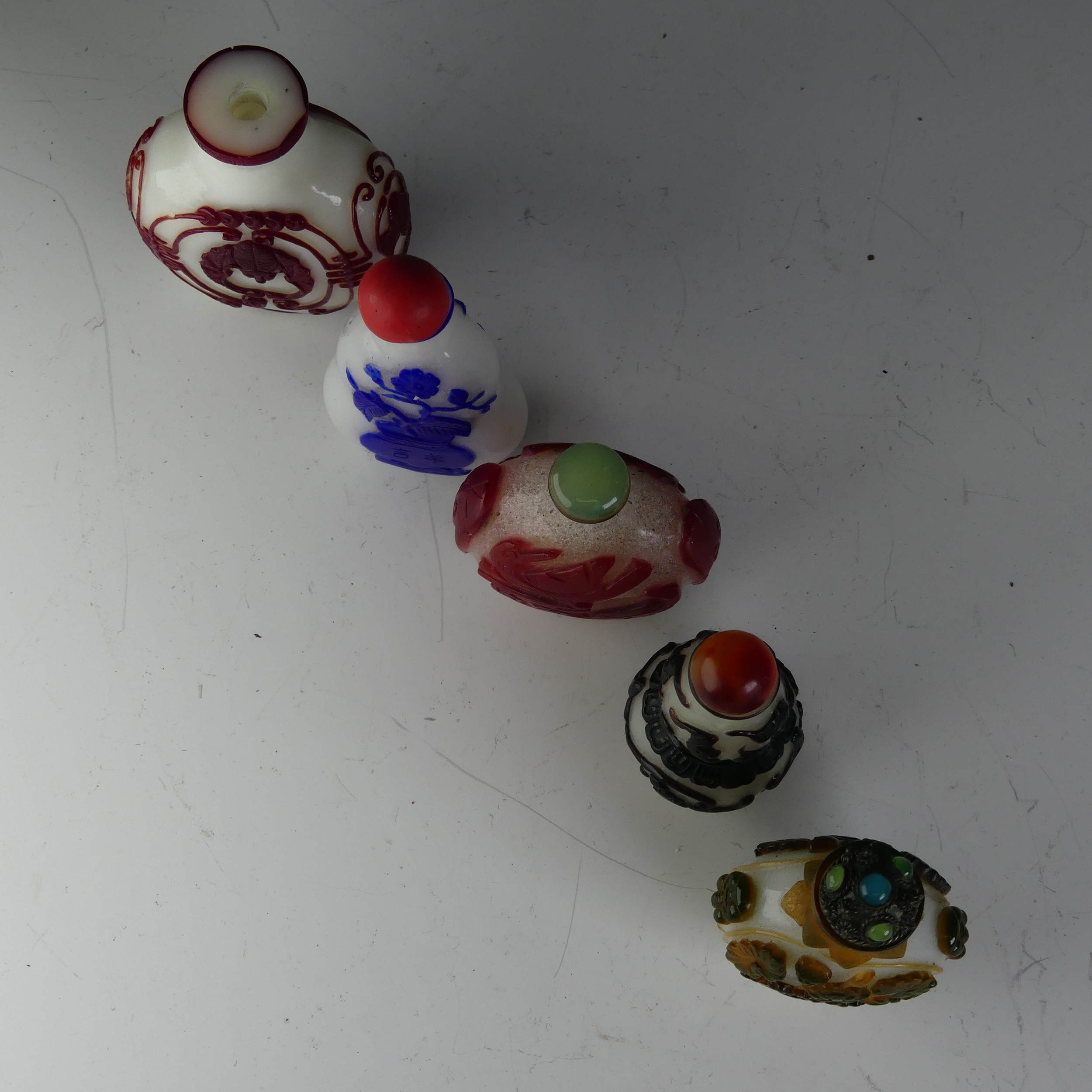 A small quantity of Chinese overlayed glass Snuff Bottles, to comprise one with central bat motif on - Image 4 of 4