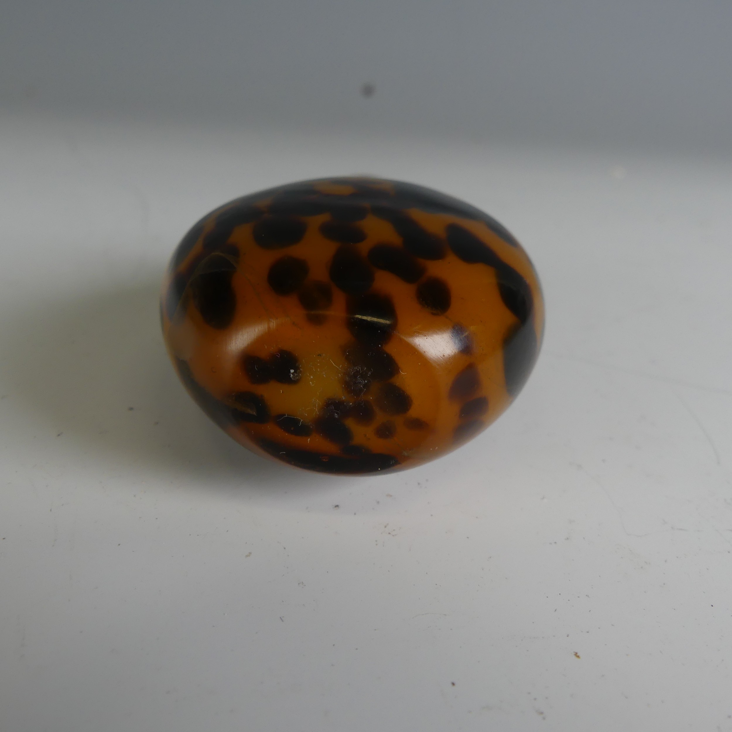 A 19thC Chinese tortoiseshell glass Snuff Bottle, lacking stopper, H 6.3cm - Image 6 of 6