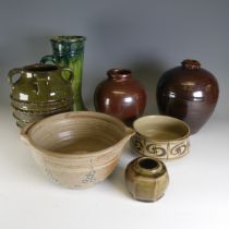 A quantity of Studio Pottery Wares, to comprise an Agnete Hoy for Bullers footed bowl, in oatmeal