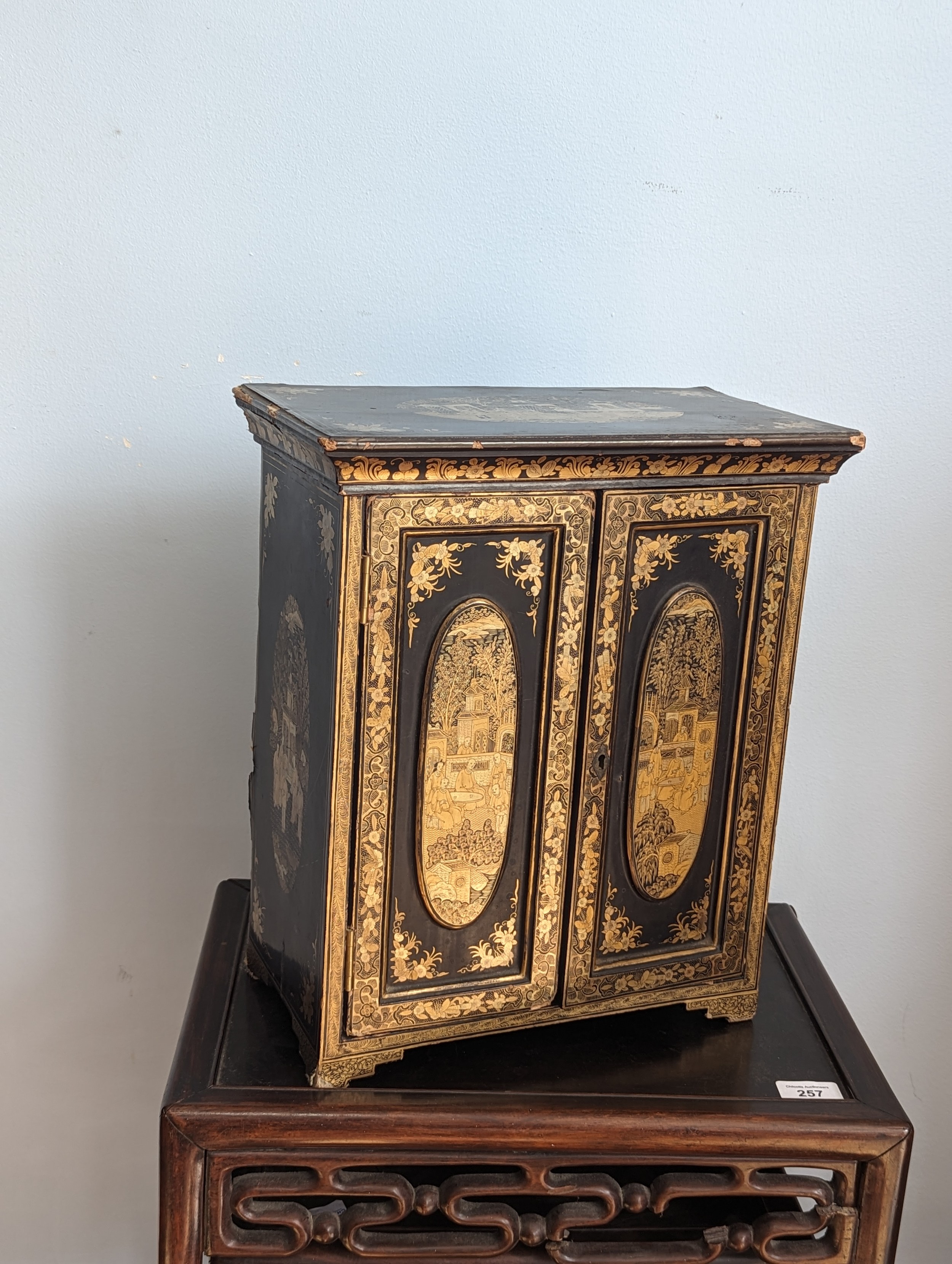 A 19th century hand painted gilt and black lacquer chinoiserie jewellery Cabinet, of small - Image 2 of 6