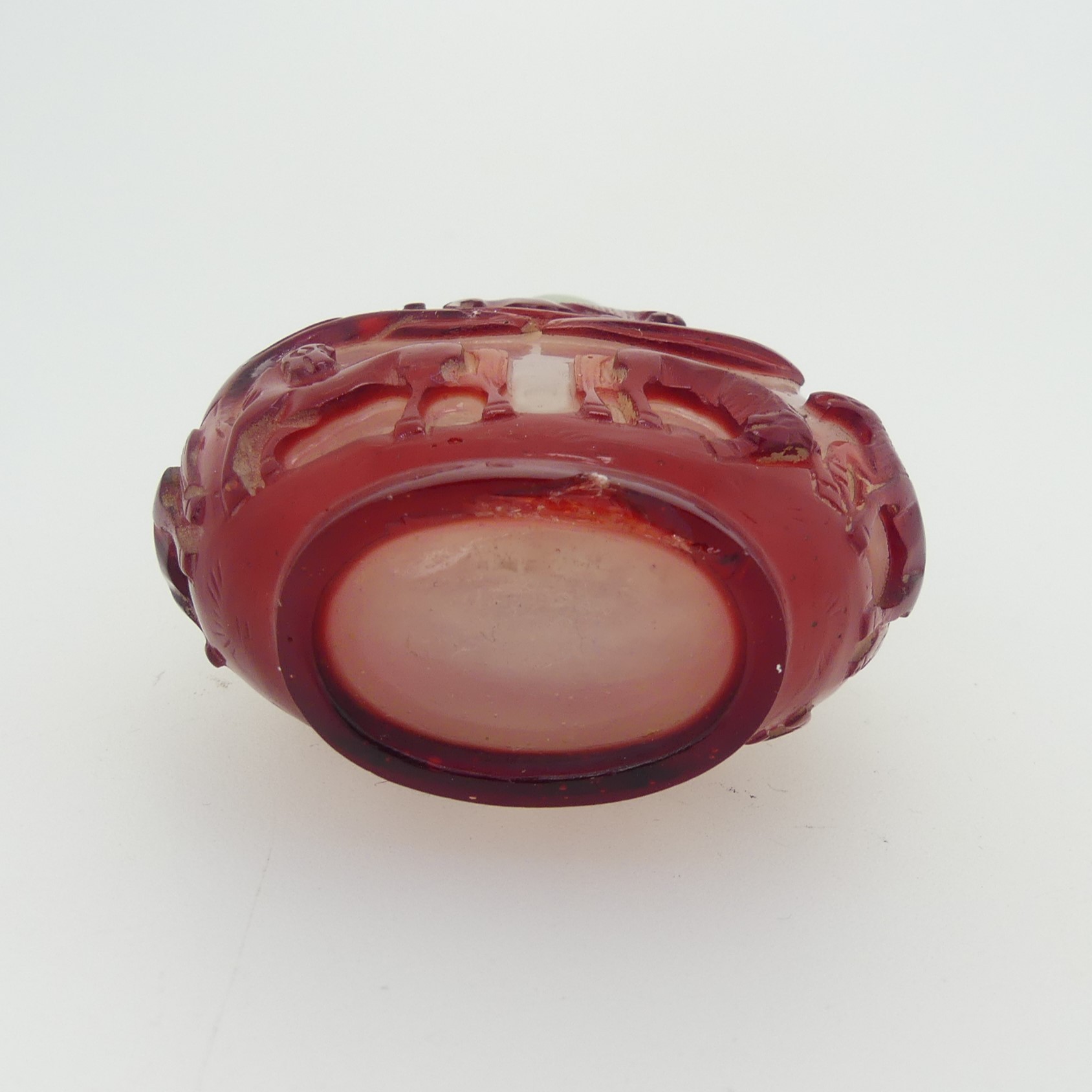 A Chinese overlayed glass Snuff Bottle, with yellow ground, overlayed in red and white depicting - Image 4 of 10