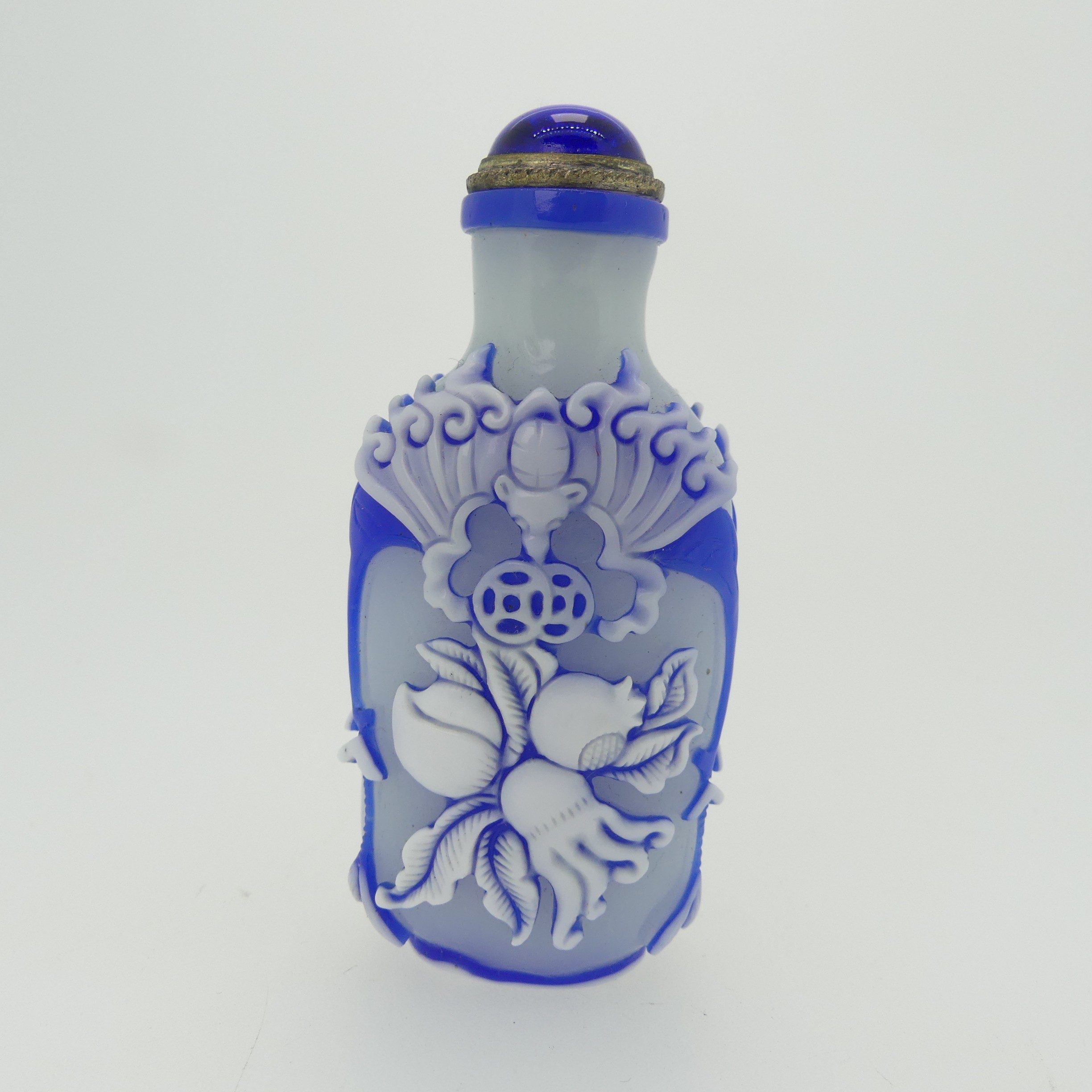A Chinese overlayed glass Snuff Bottle, with yellow ground, overlayed in red and white depicting - Image 9 of 10