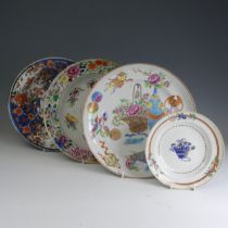 A good quality 18thC Chinese verte imari porcelain Charger, with underglaze blue panels interspersed