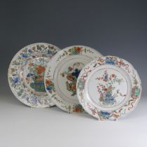 An 18thC Chinese famille verte Plate, of large proportions, decorated with central flower basket