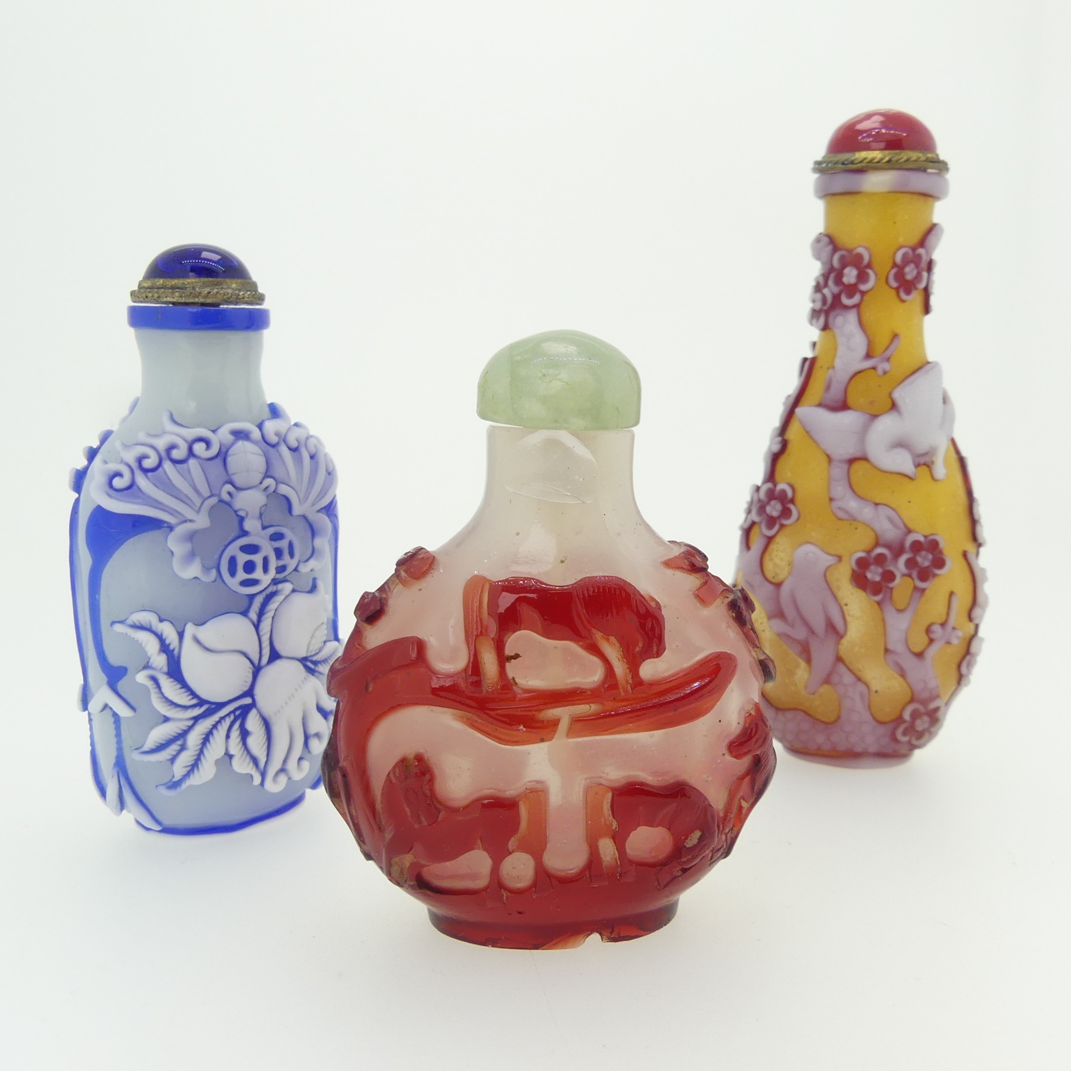 A Chinese overlayed glass Snuff Bottle, with yellow ground, overlayed in red and white depicting