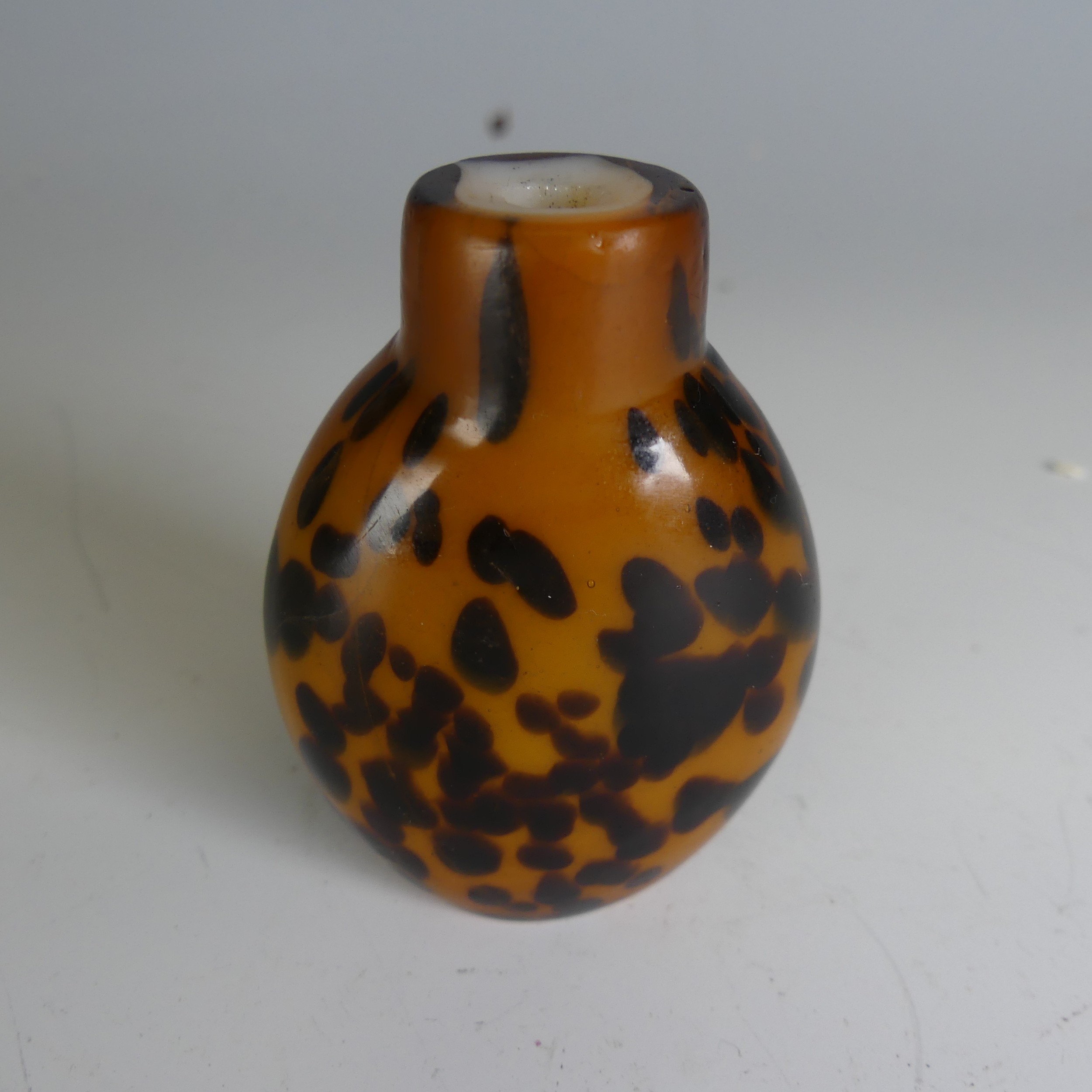 A 19thC Chinese tortoiseshell glass Snuff Bottle, lacking stopper, H 6.3cm - Image 4 of 6