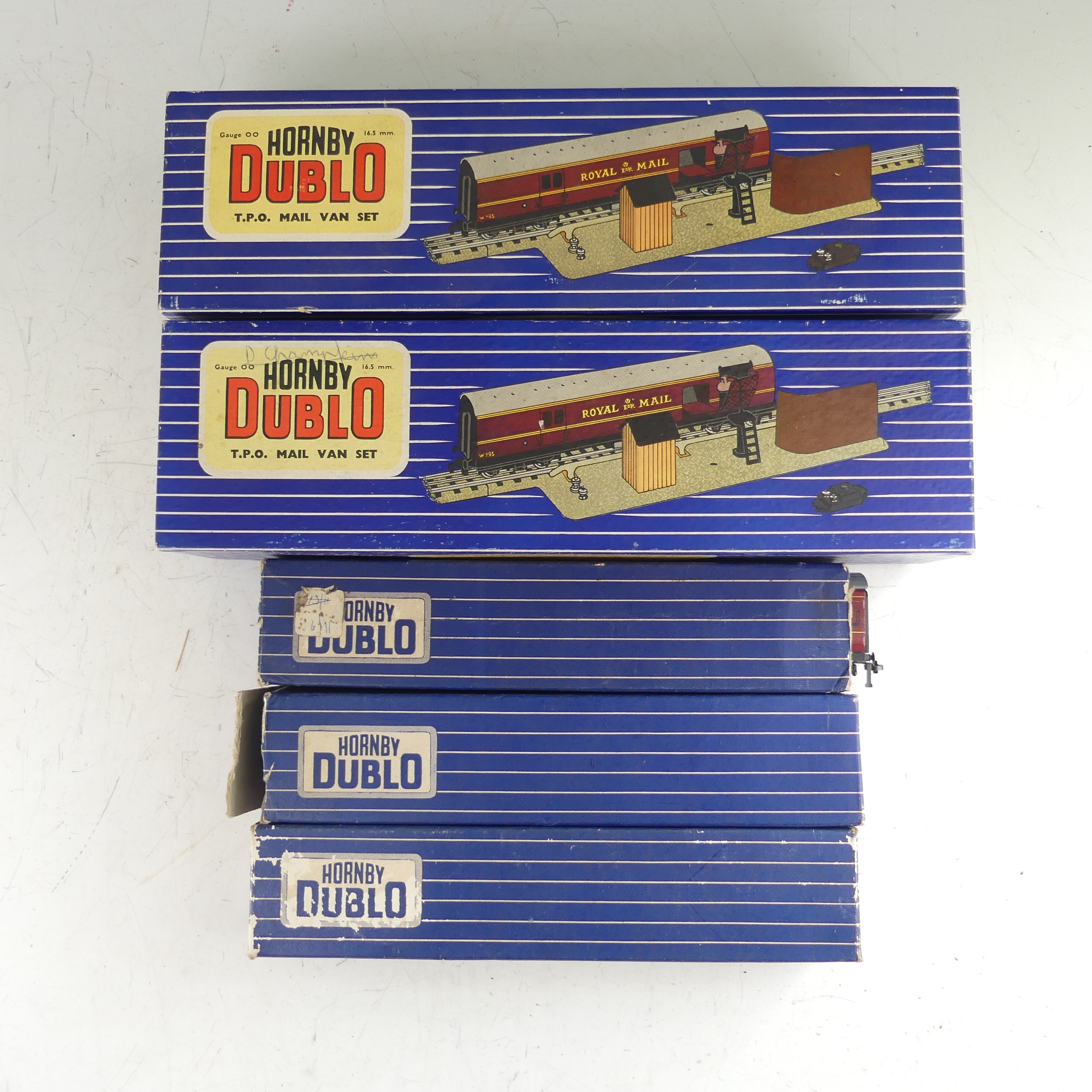 Hornby Dublo: 2 x D12 B.R. Corridor Coaches, and  D20 WR Composite Restaurant Car, and three other - Image 4 of 5