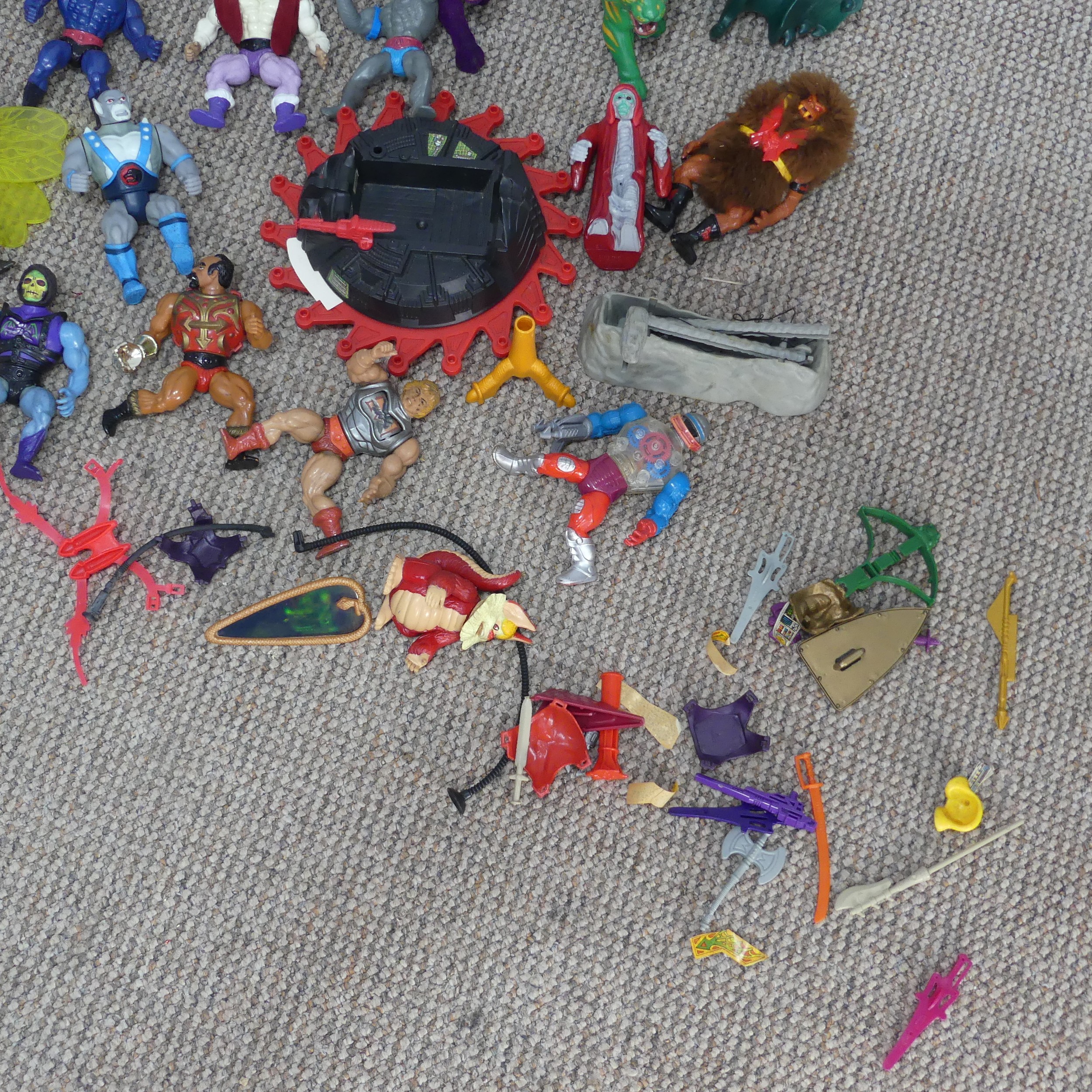 A quantity of early 1980's He-man Toys, including Figures and vehicles, by Mattel and Hasbro(a lot) - Bild 2 aus 2