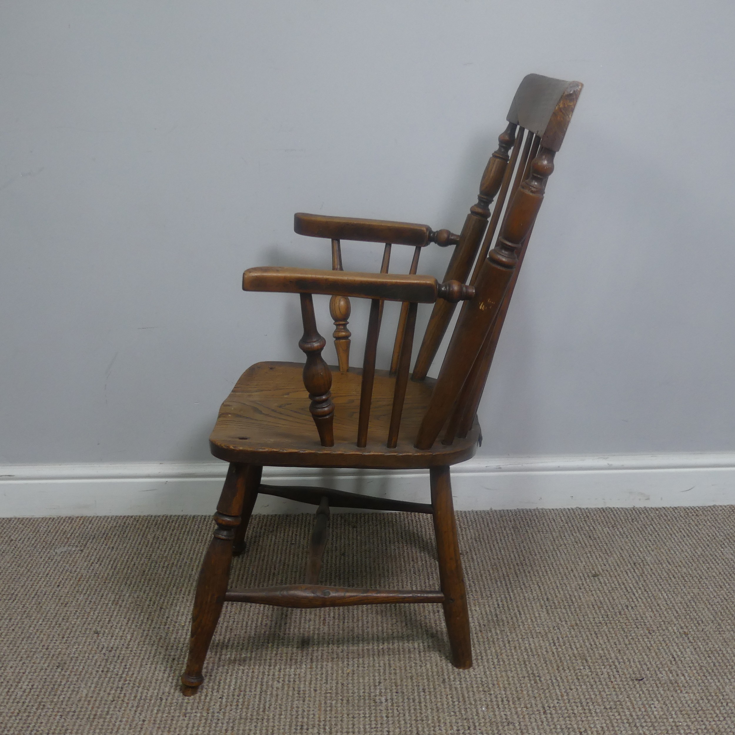 An antique ash and elm windsor Armchair, legs cuts down and with old metal repairs, W 57 cm x H 85 - Bild 7 aus 8