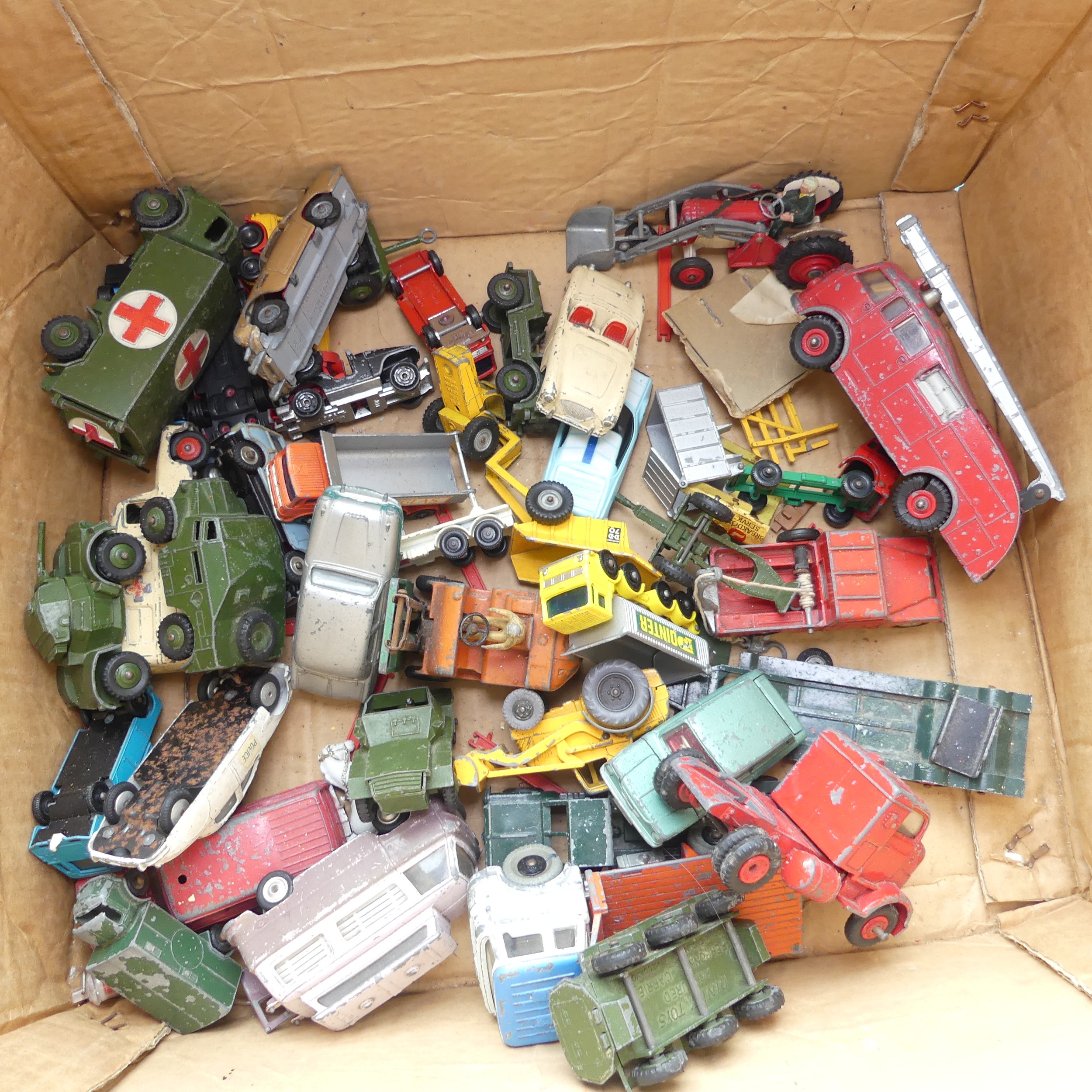 A collection of play-worn die-cast metal toy model cars, commercial and army vehicles, mostly - Bild 2 aus 3